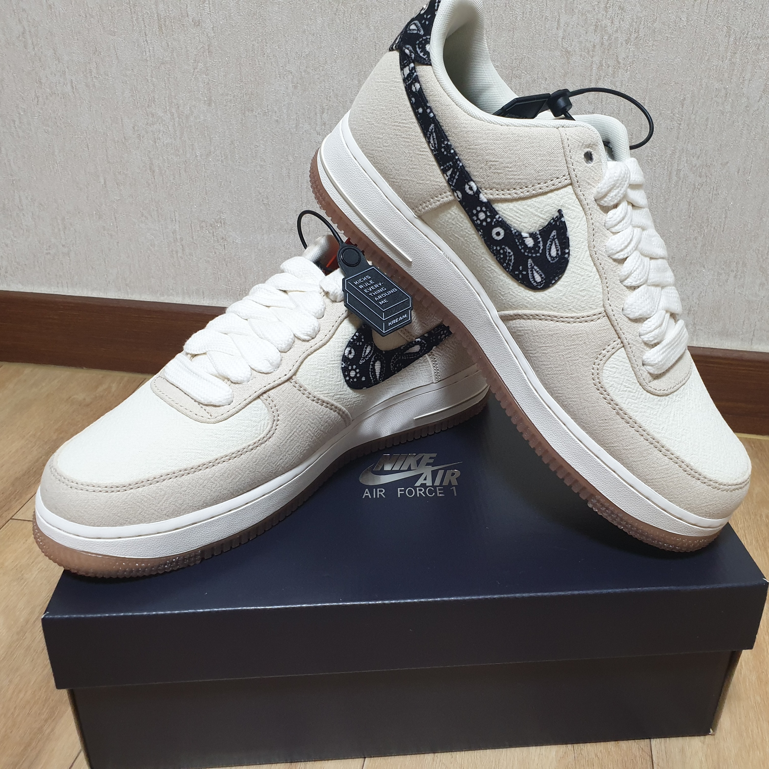 Nike Air Force 1 '07 LV8 Paisley Swoosh 착용 스타일