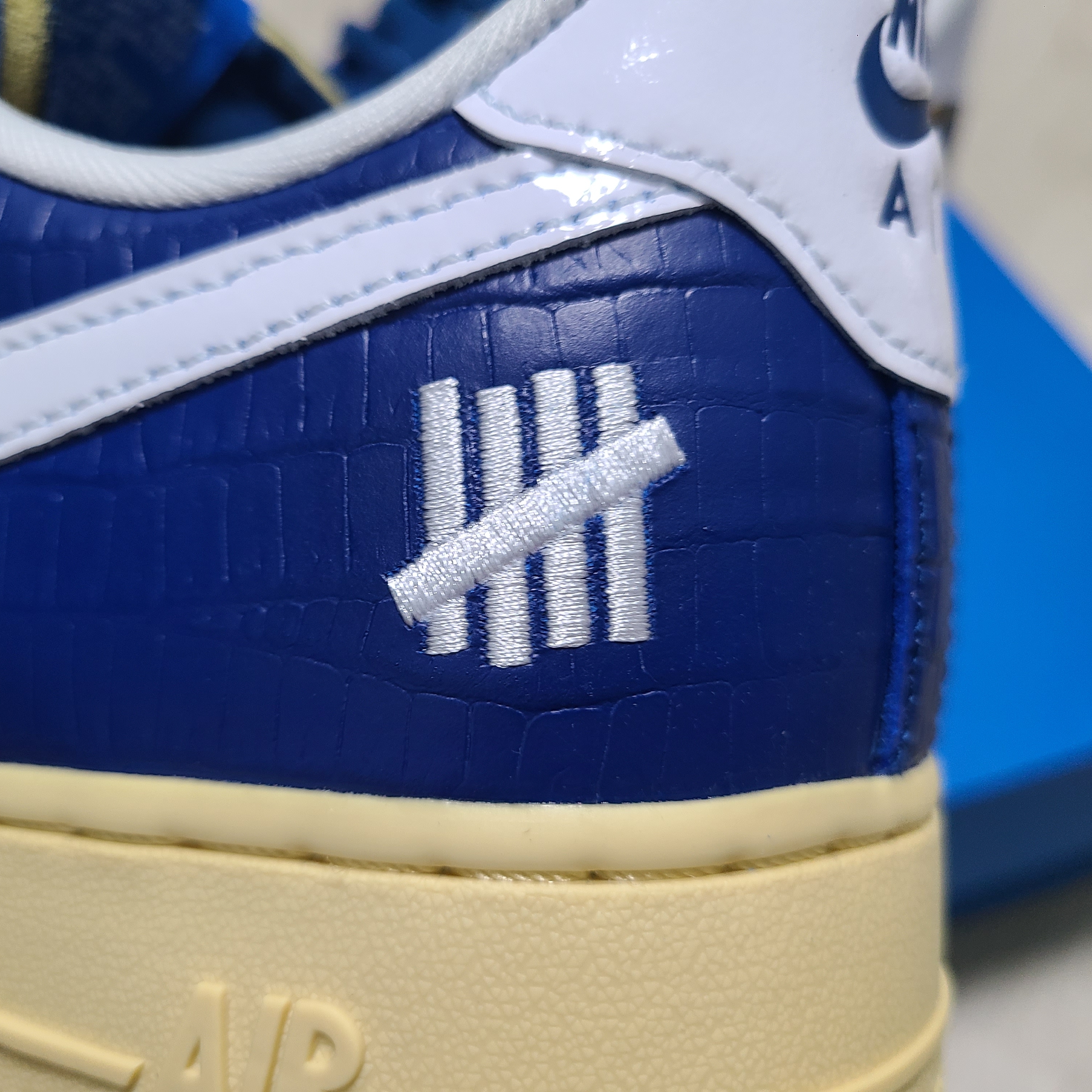 Nike x Undefeated Air Force 1 Low SP 5 On It Court Blue 착용 스타일 - 3