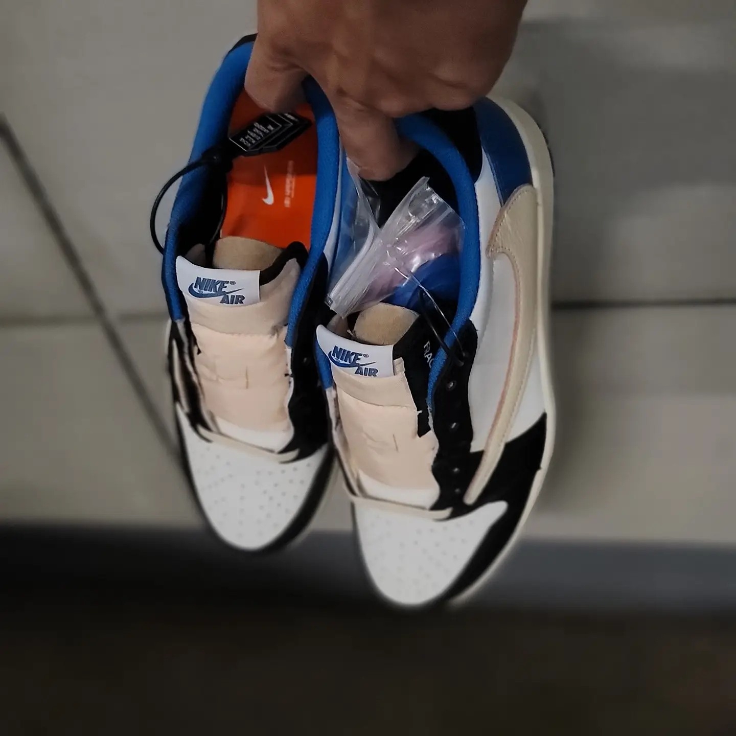 Jordan 1 x Travis Scott x Fragment Retro Low OG SP Military Blue 착용 스타일 - 1