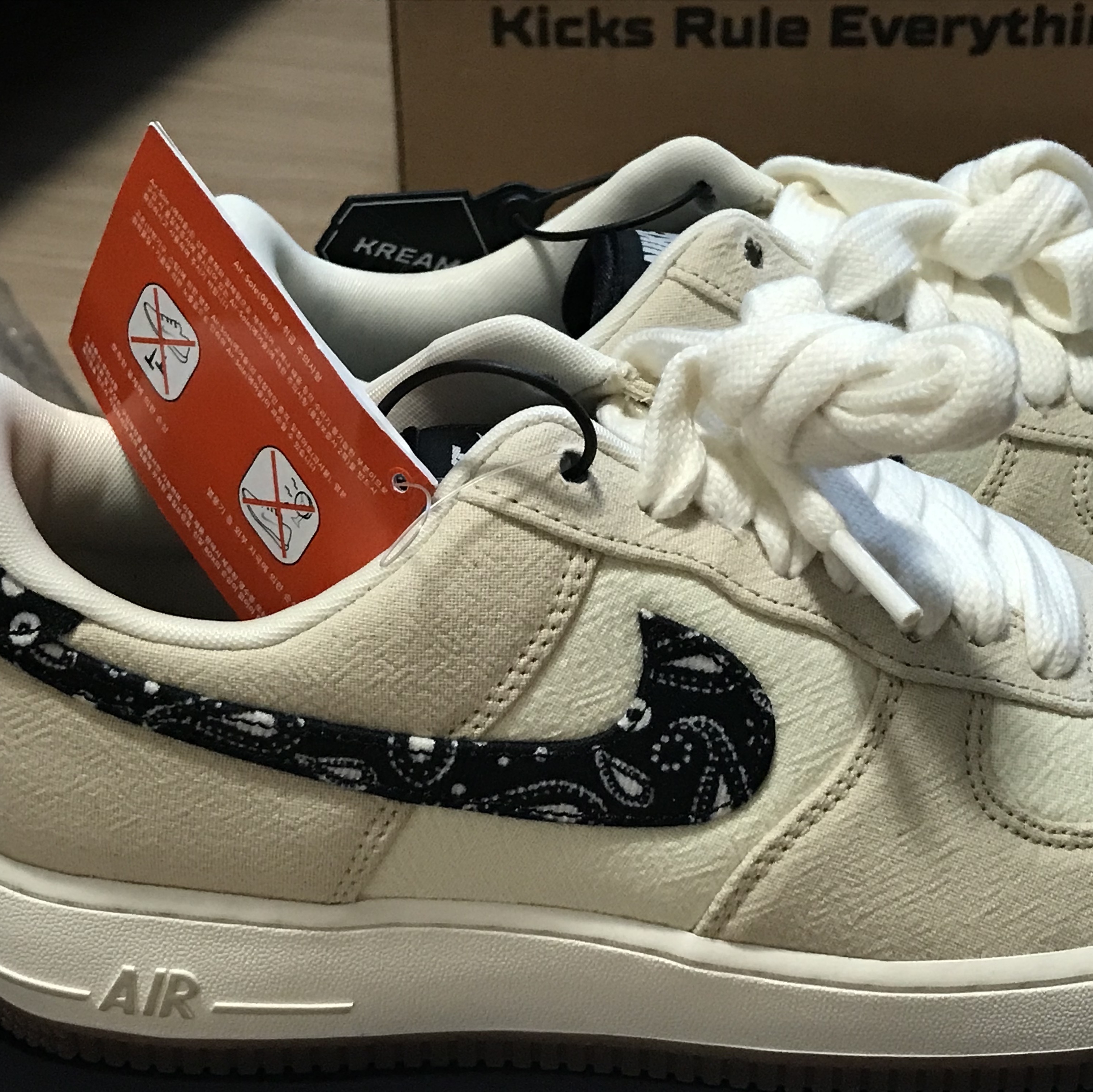 Nike Air Force 1 '07 LV8 Paisley Swoosh 착용 스타일 - 1