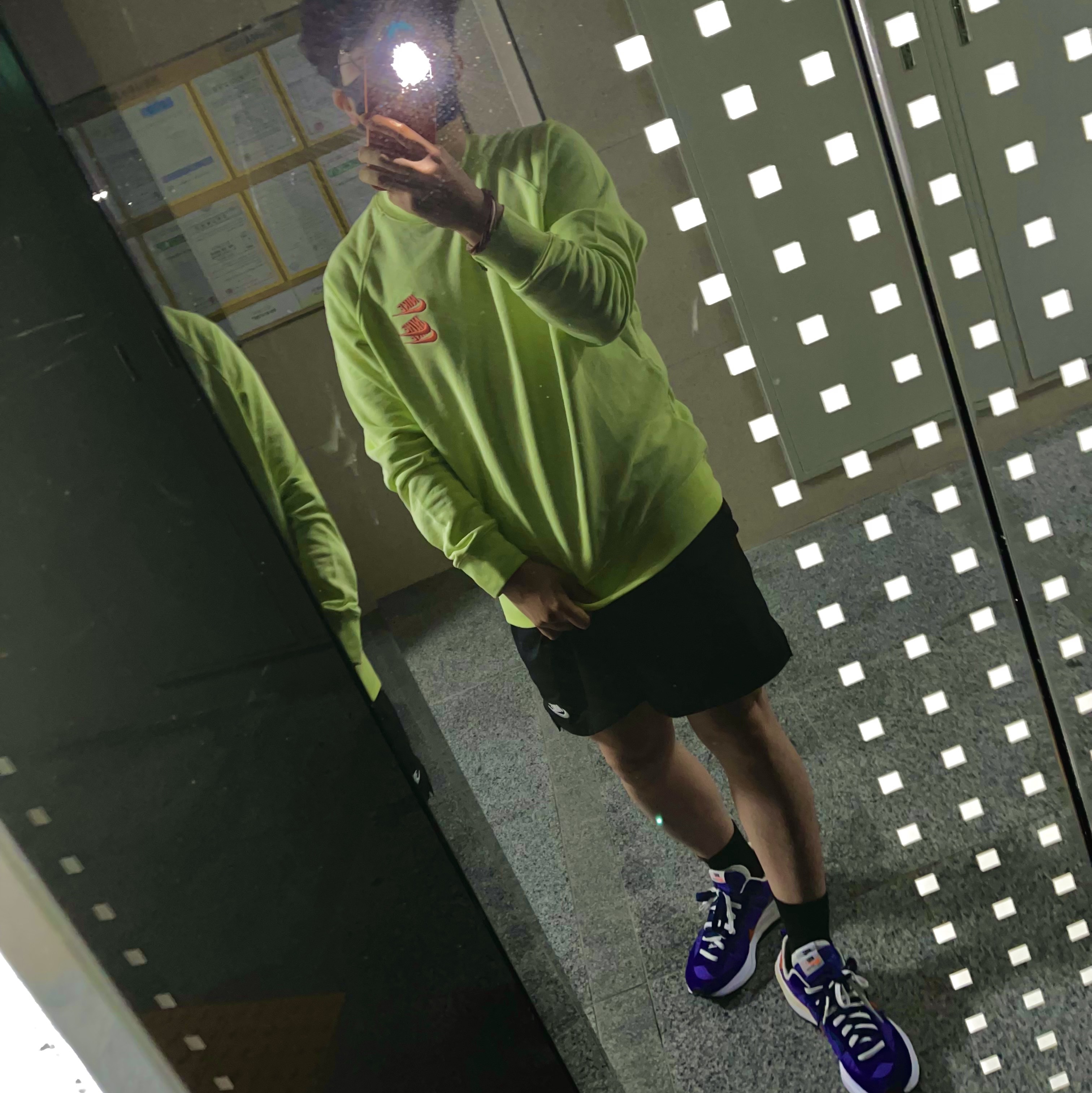 Nike x Sacai VaporWaffle Dark Iris 착용 스타일
