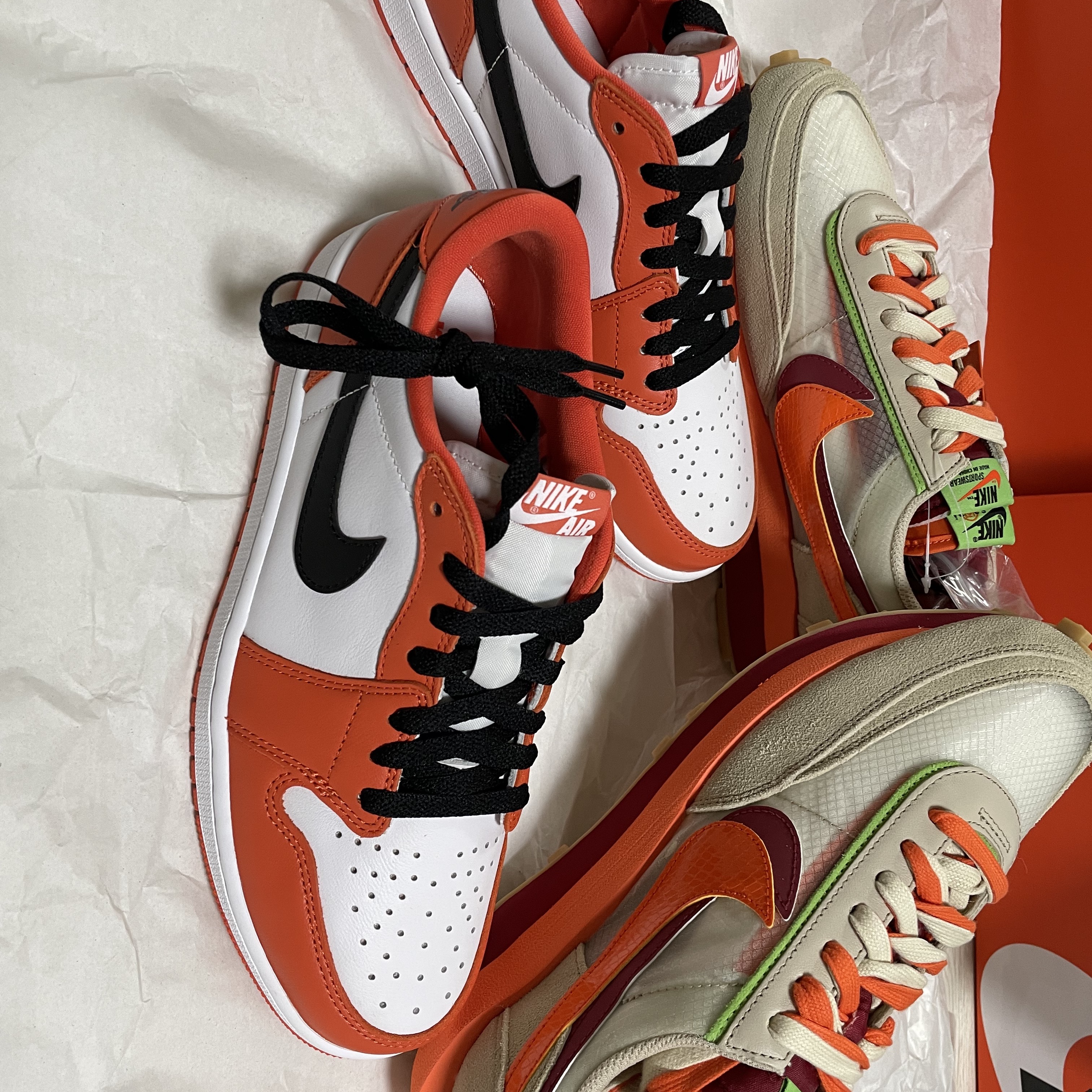 Nike x Sacai x Clot LDWaffle Orange Blaze, Jordan 1 Low OG Starfish 착용 스타일 - 1