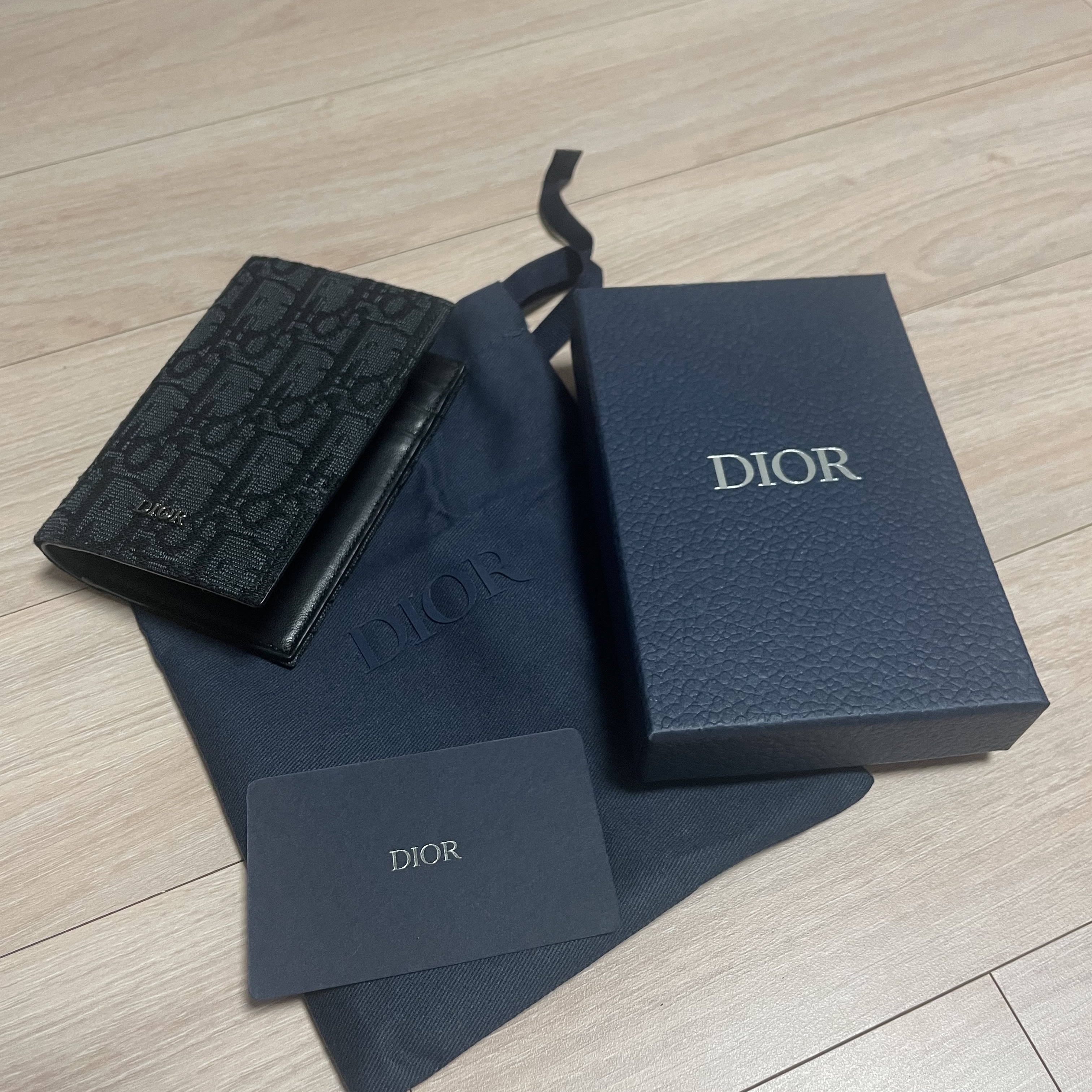 Dior Bi-Fold Card Holder Black Dior Oblique Jacquard 착용 스타일