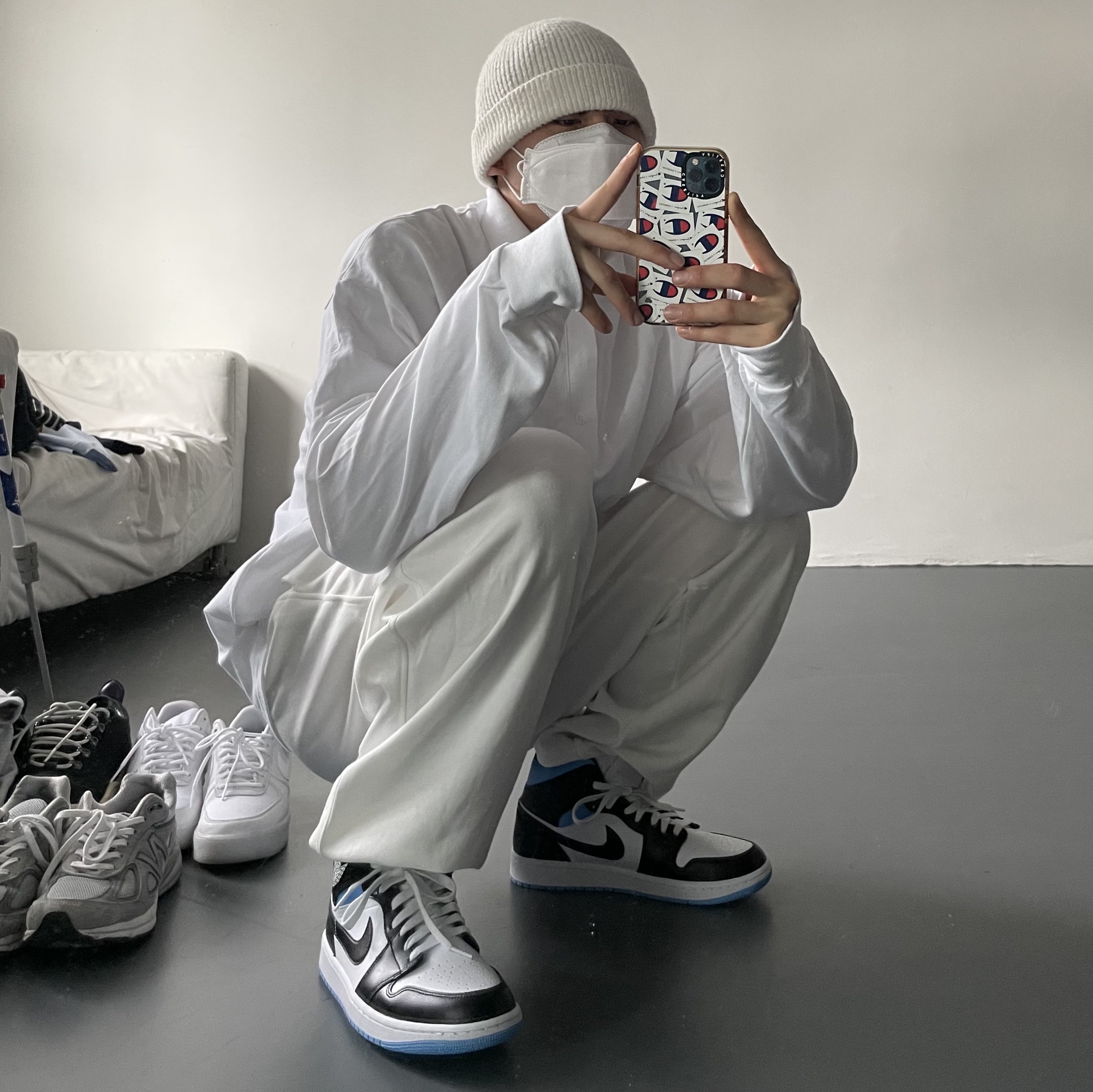 (W) Jordan 1 Mid White Black University Blue, Nike Air Force 1 Gore-Tex High Phantom White 착용 스타일 - 1
