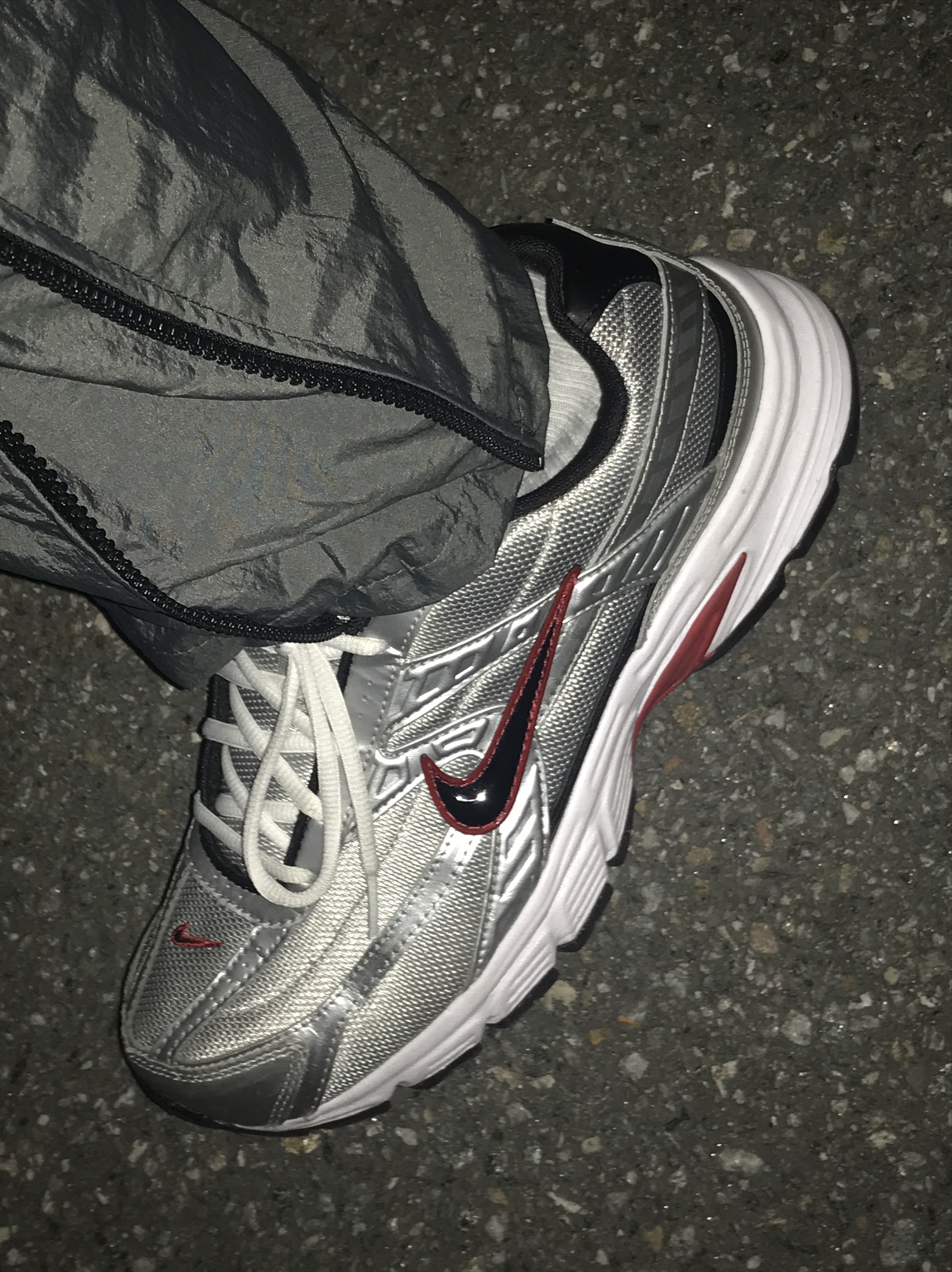 Nike Initiator Metallic Silver Black 착용 스타일