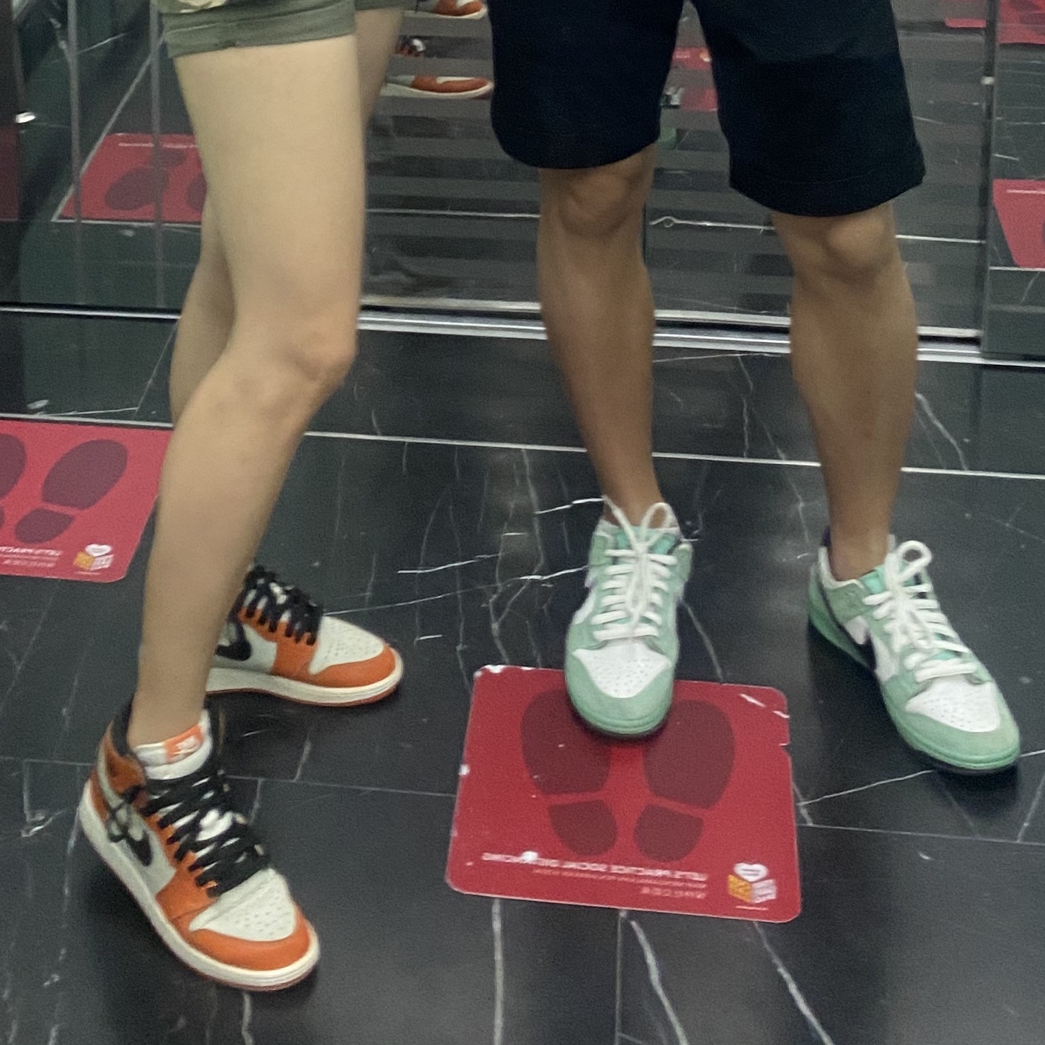 Jordan 1 Retro High OG Reverse Shattered Backboard, Nike Dunk SB Low Sea Crystal 착용 스타일