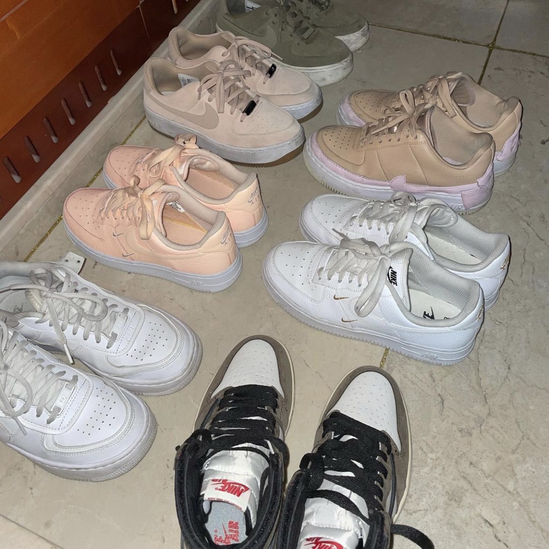 Jordan 1 x Travis Scott Retro High OG SP Mocha 착용 스타일 - 4