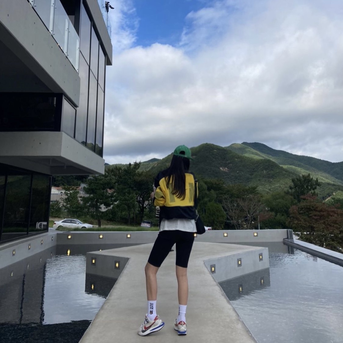 Nike x Sacai VaporWaffle Royal Fuchsia 착용 스타일 - 2