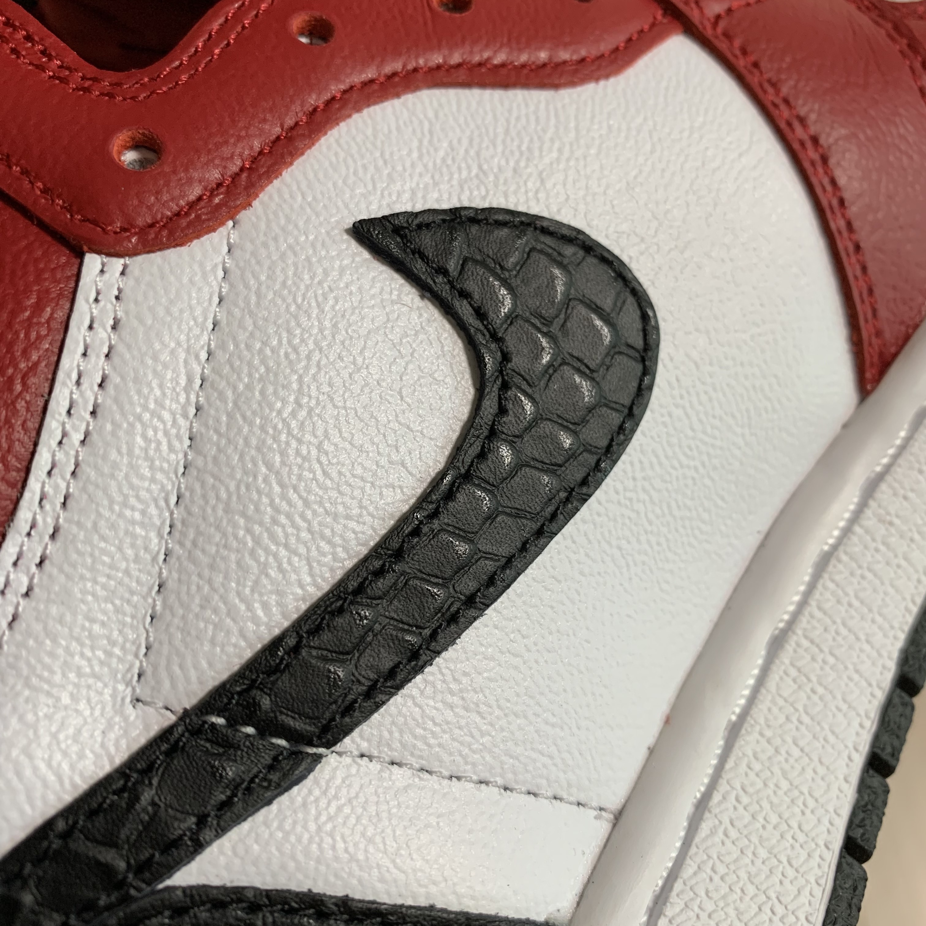 (W) Jordan 1 Retro High Satin Red 착용 스타일 - 2