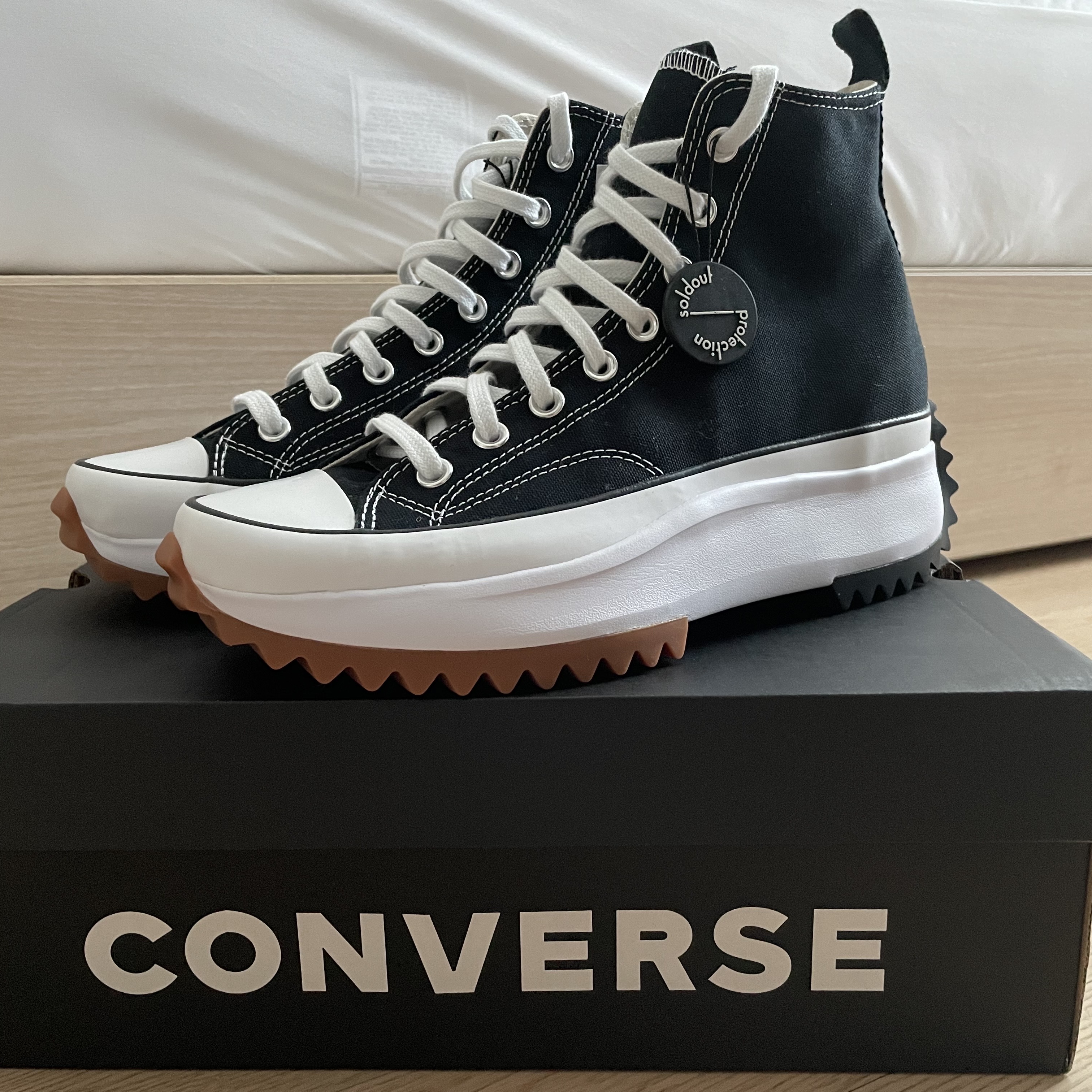 Converse Run Star Hike Hi Black White Gum 착용 스타일 - 1