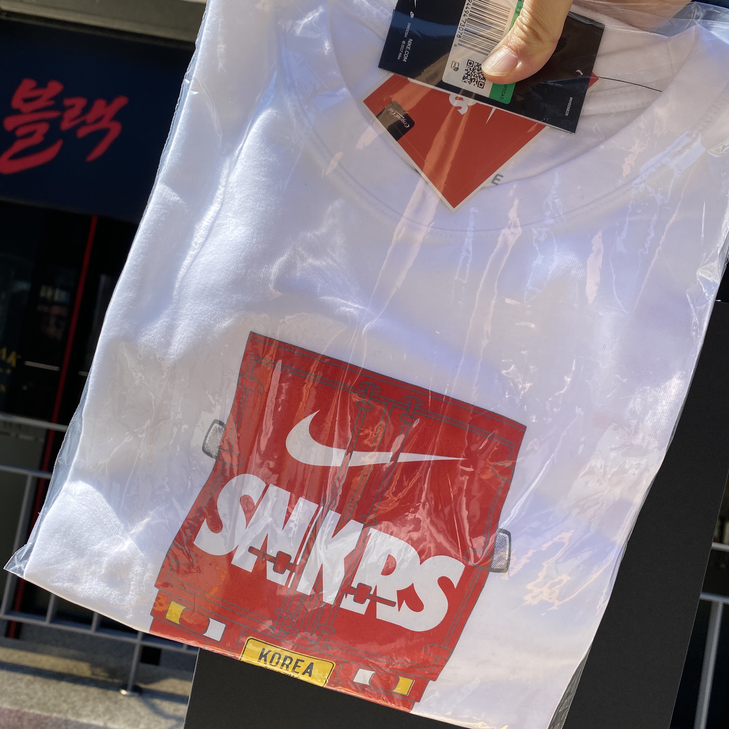 Nike SNKRS 4th Anniversary Members Only T-Shirt White (CZ6366-100) 착용 스타일