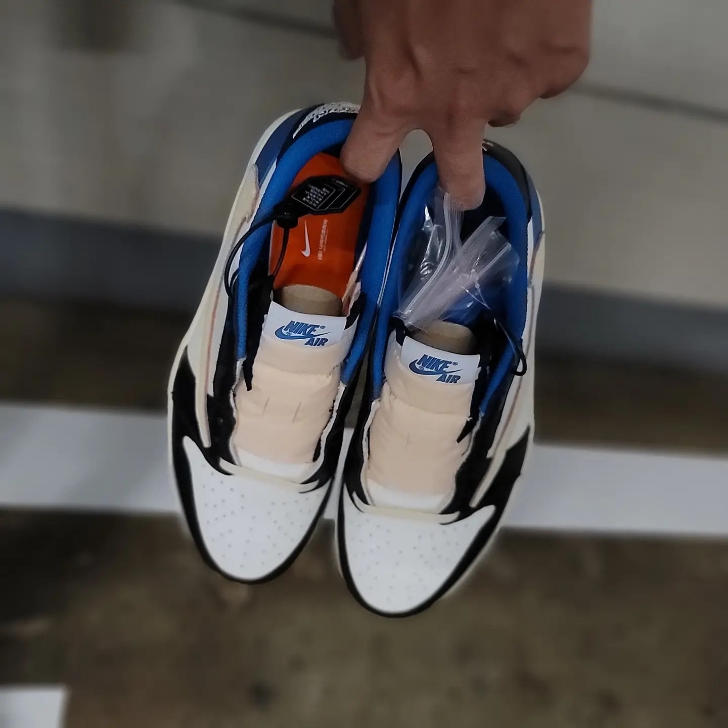 Jordan 1 x Travis Scott x Fragment Retro Low OG SP Military Blue 착용 스타일 - 2