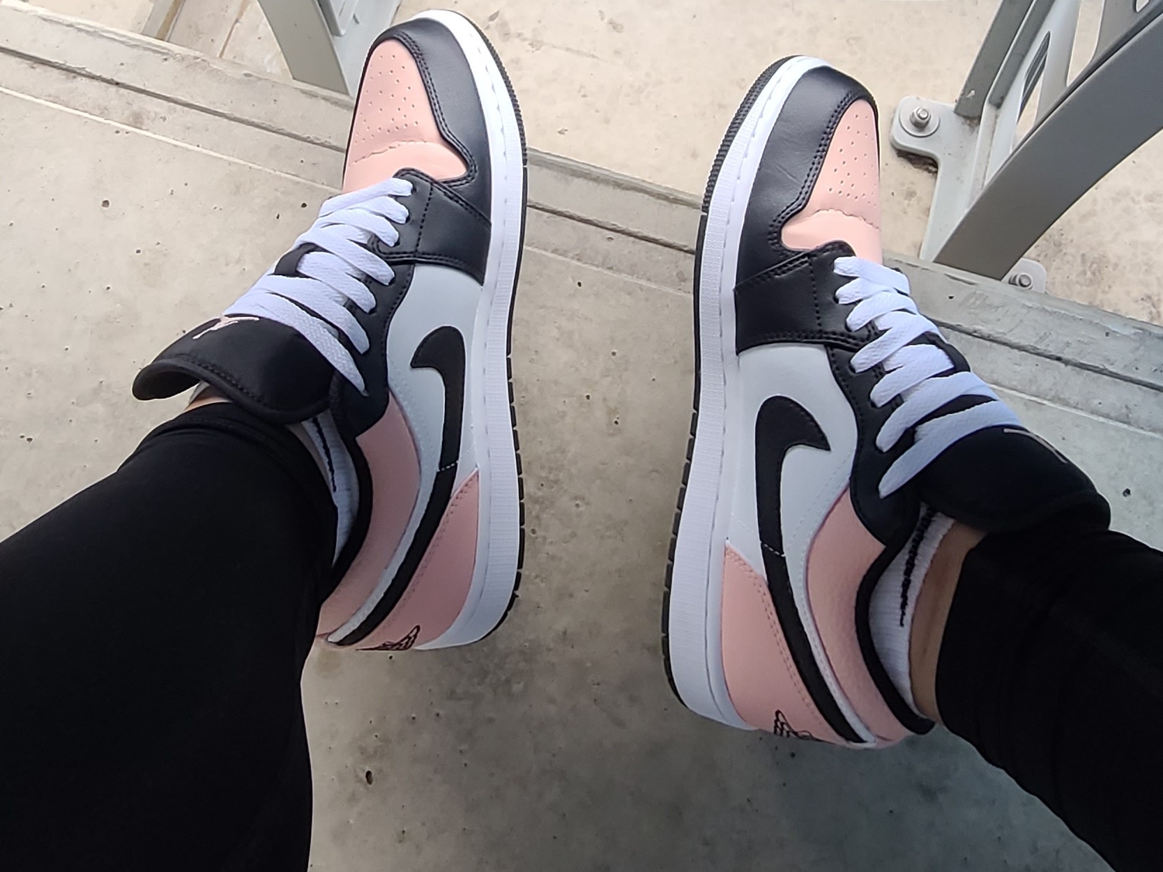 Jordan 1 Low Crimson Tint 착용 스타일 - 2
