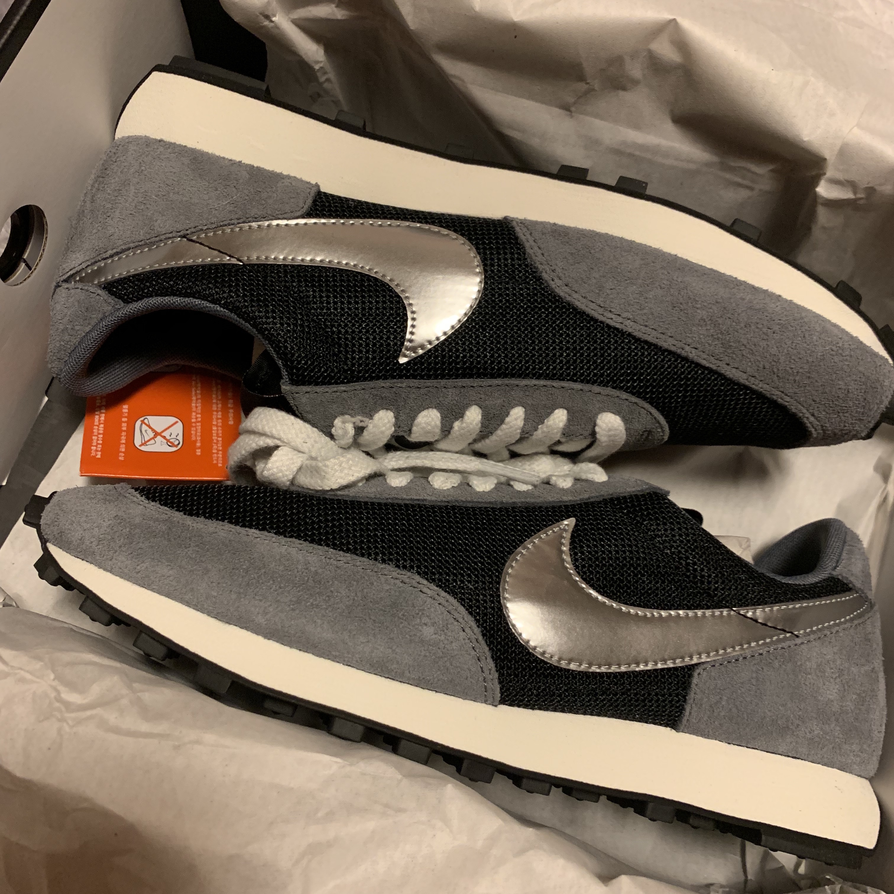 Nike Daybreak SP Black Metallic Silver 착용 스타일