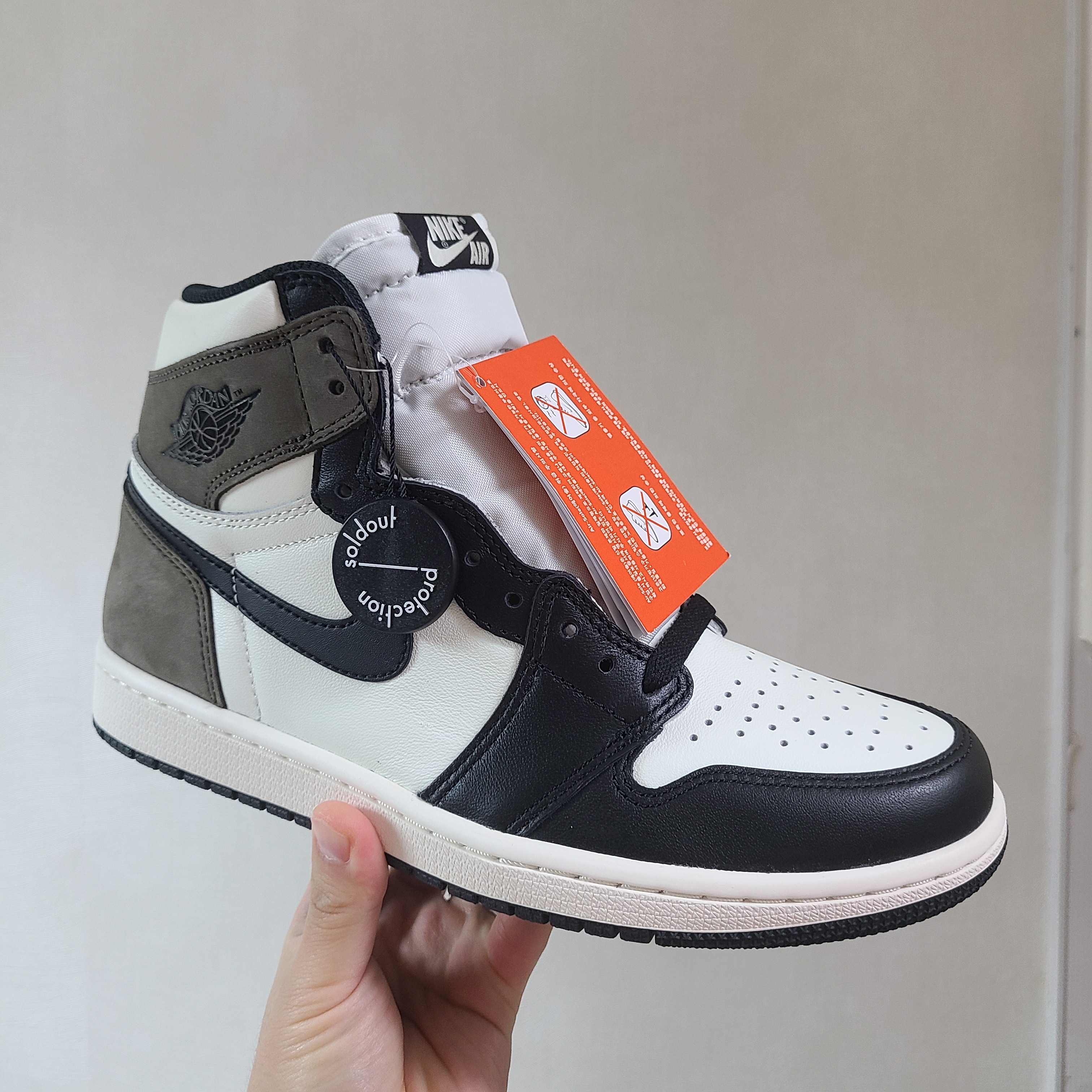 Jordan 1 Retro High OG Black Mocha 착용 스타일