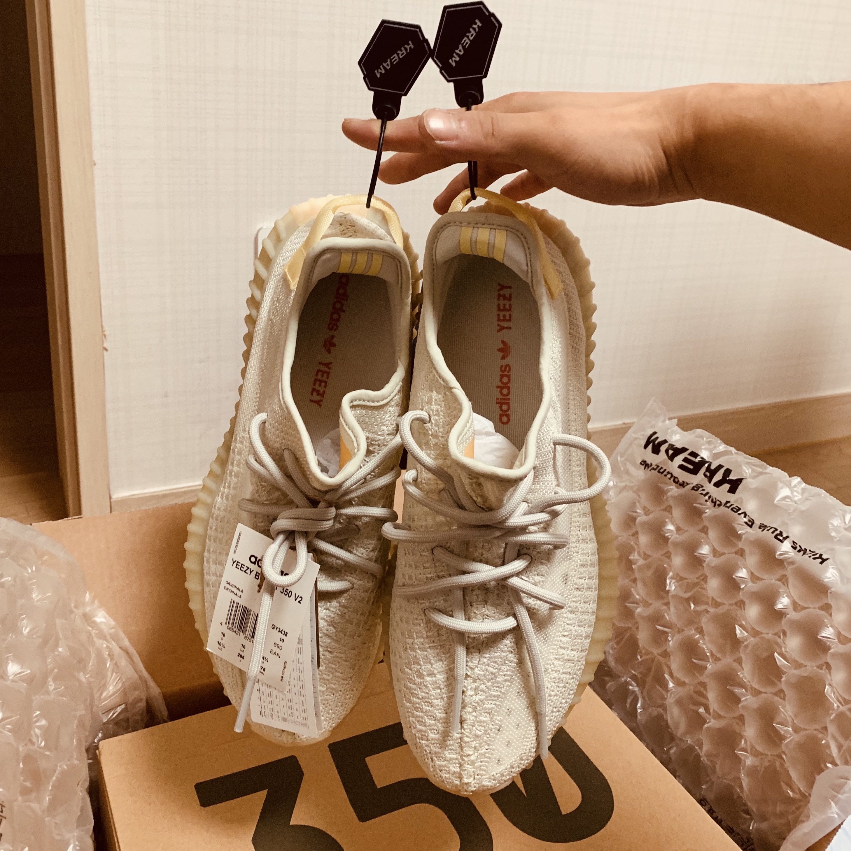 Adidas Yeezy Boost 350 V2 Light, Dr. Martens x Atmos Tarik Zip Boots Black 착용 스타일 - 1