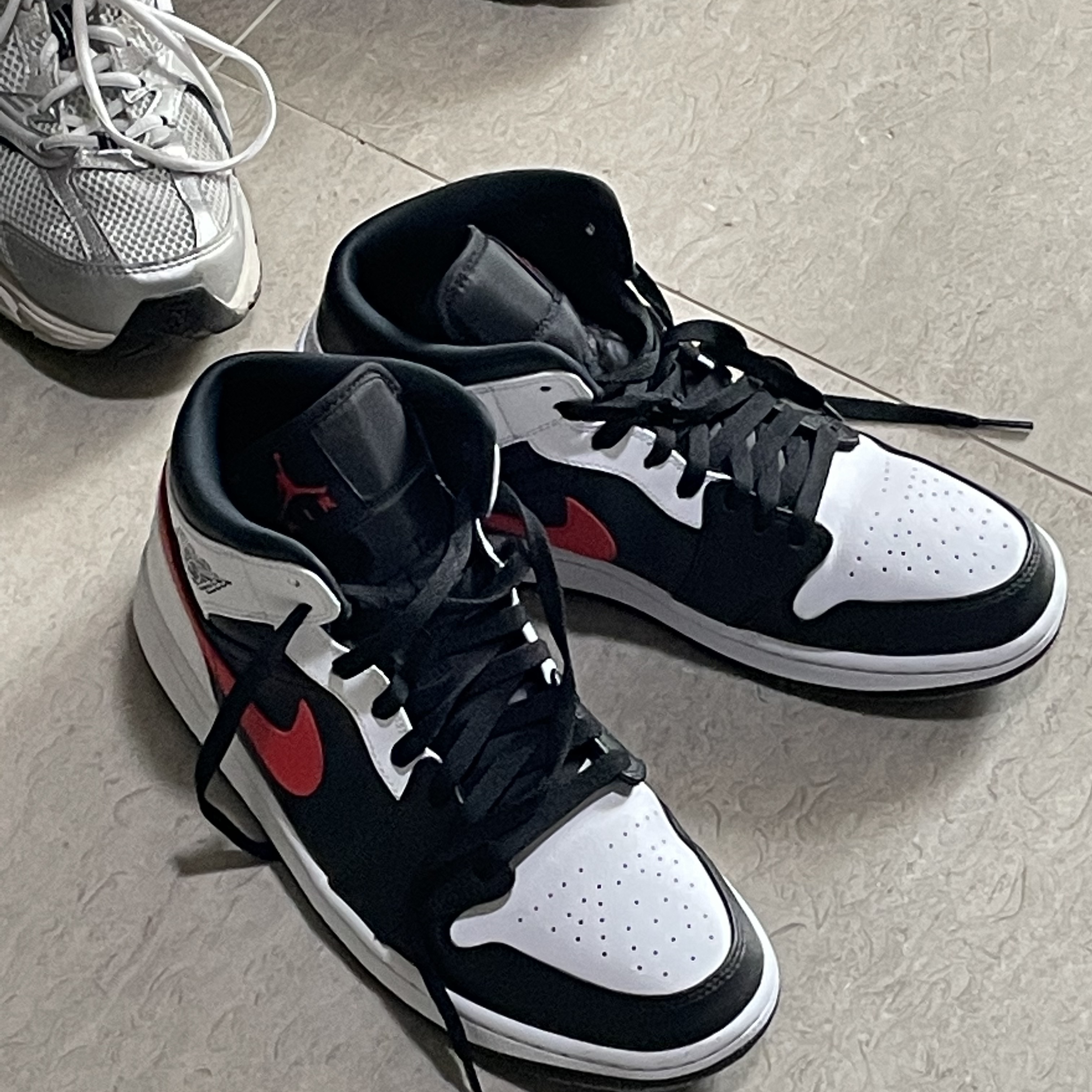 Jordan 1 Mid Black Chile Red, New Balance 530 Steel Grey 착용 스타일