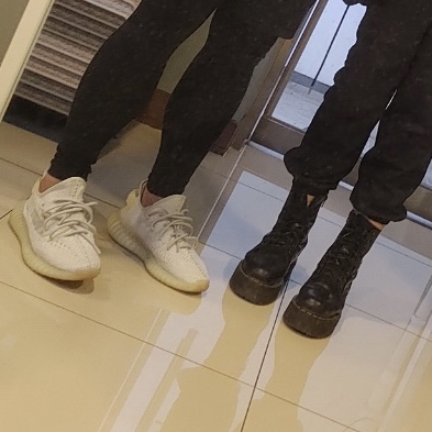 Adidas Yeezy Boost 350 V2 Light, Dr. Martens x Atmos Tarik Zip Boots Black 착용 스타일 - 2