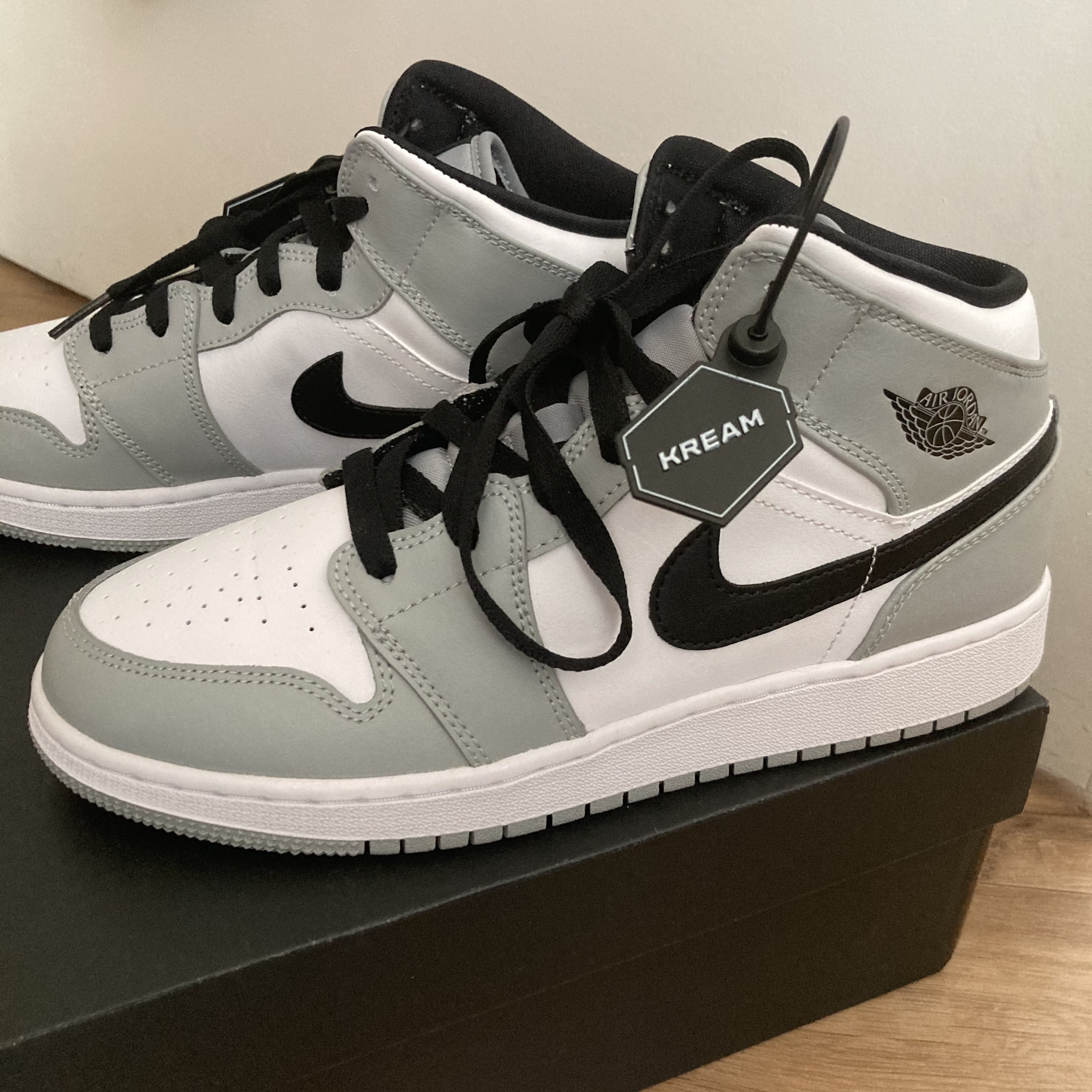 Jordan 1 Mid Light Smoke Grey, (GS) Jordan 1 Mid Light Smoke Grey 착용 스타일 - 2