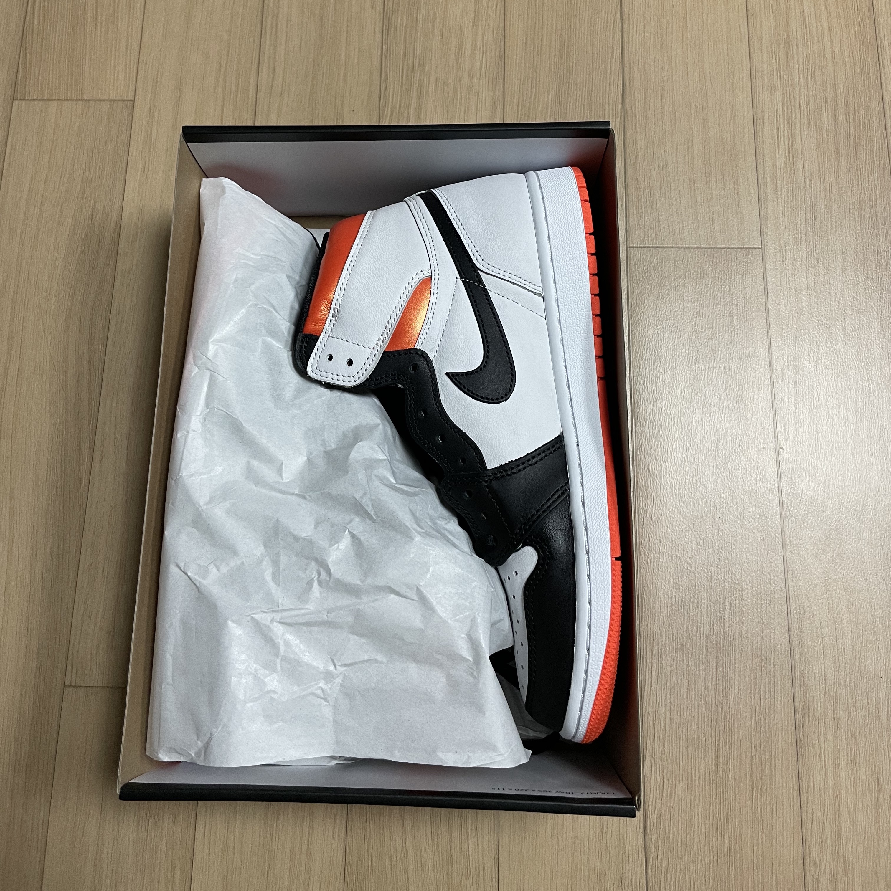Jordan 1 Retro High OG Electro Orange 착용 스타일 - 1