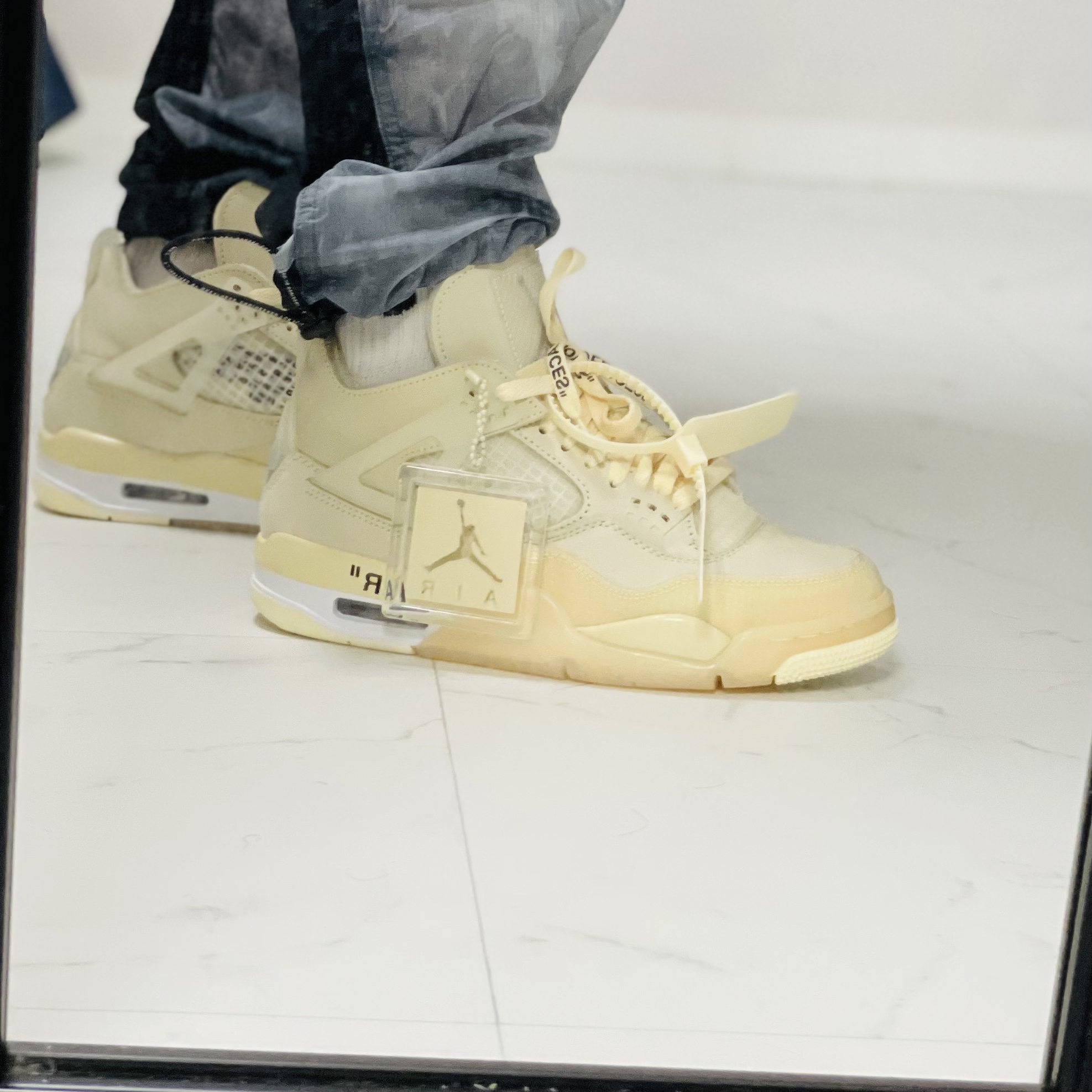 (W) Jordan 4 x Off-White Retro SP Sail 착용 스타일