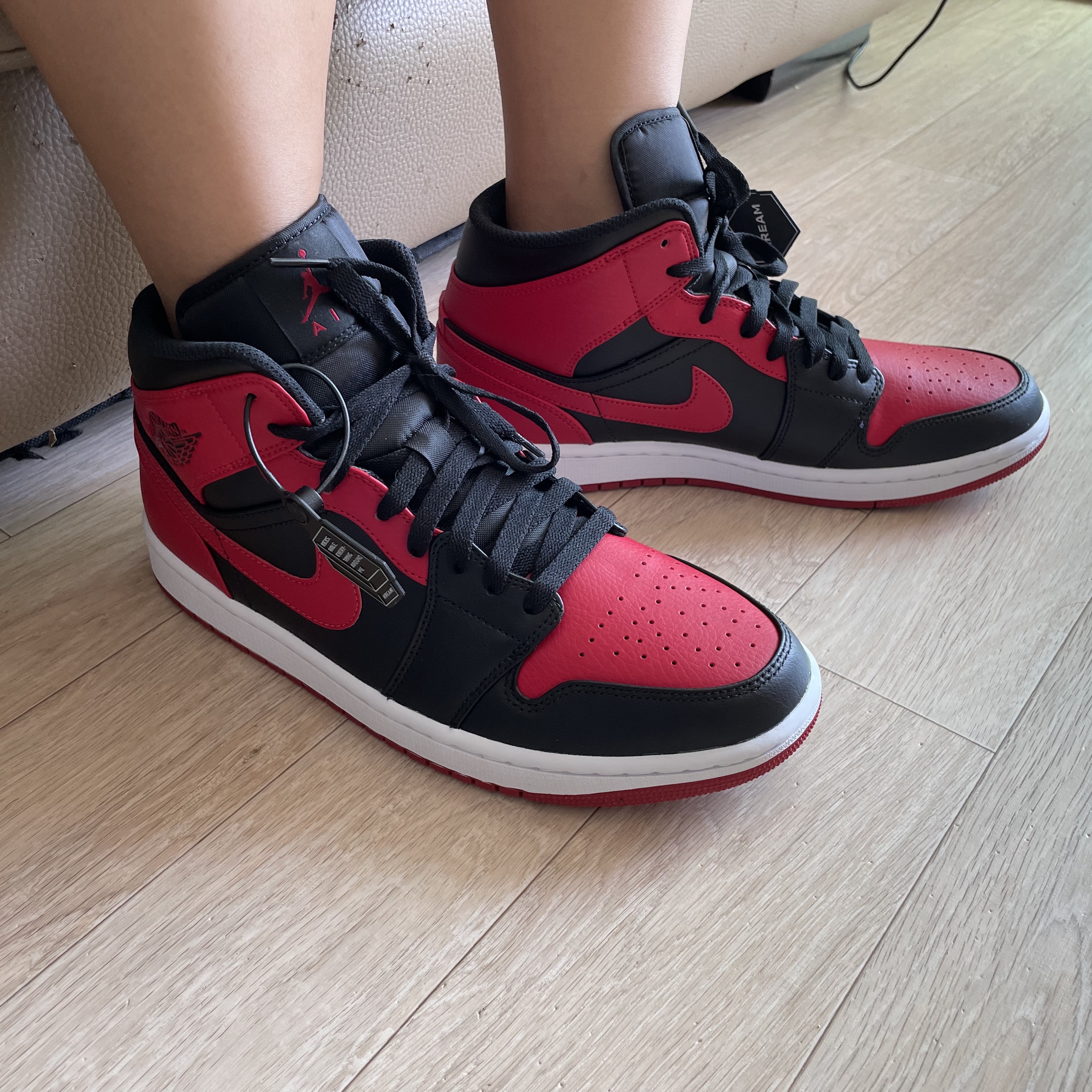 Jordan 1 Mid Bred Banned 2020 착용 스타일 - 3