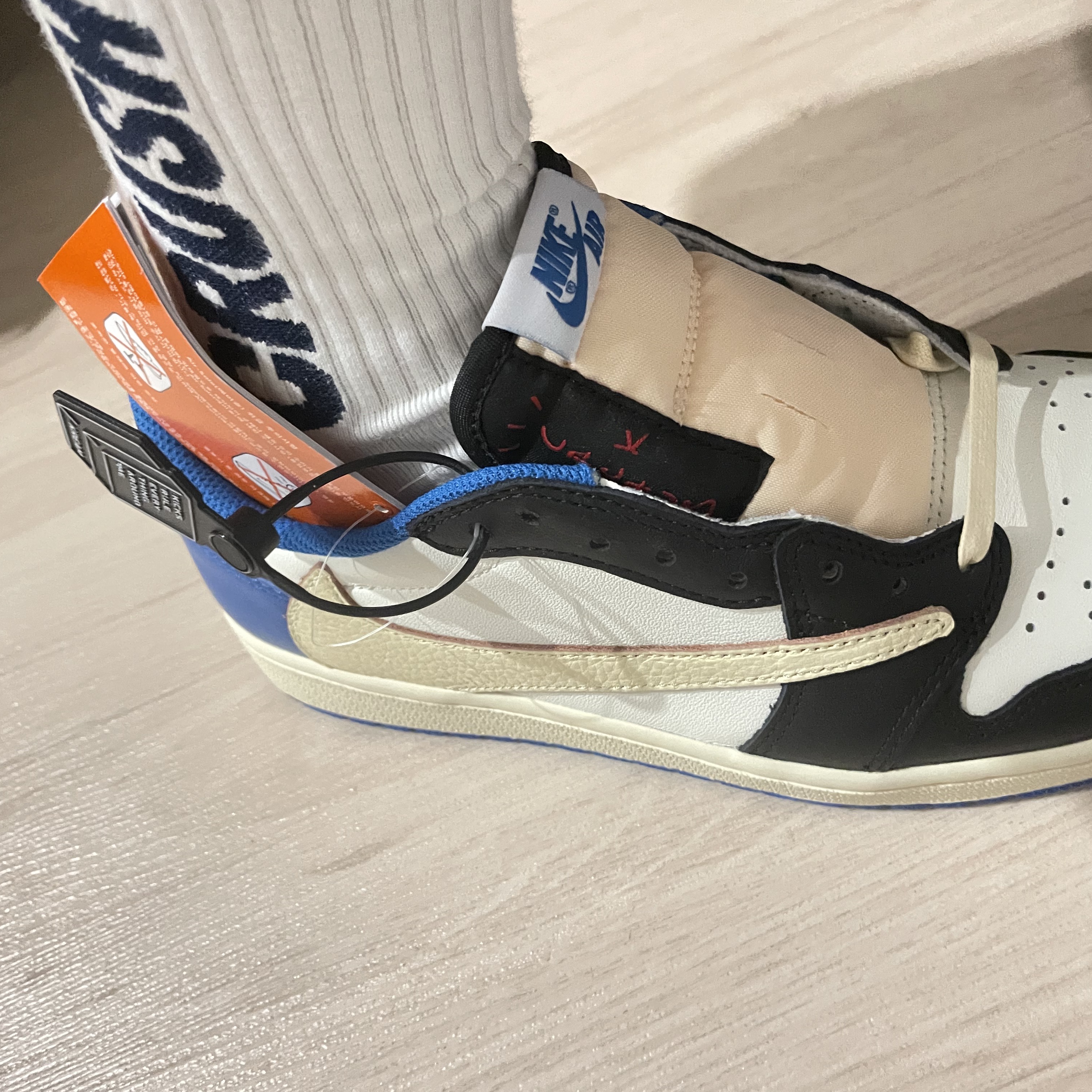 Jordan 1 x Travis Scott x Fragment Retro Low OG SP Military Blue 착용 스타일 - 2