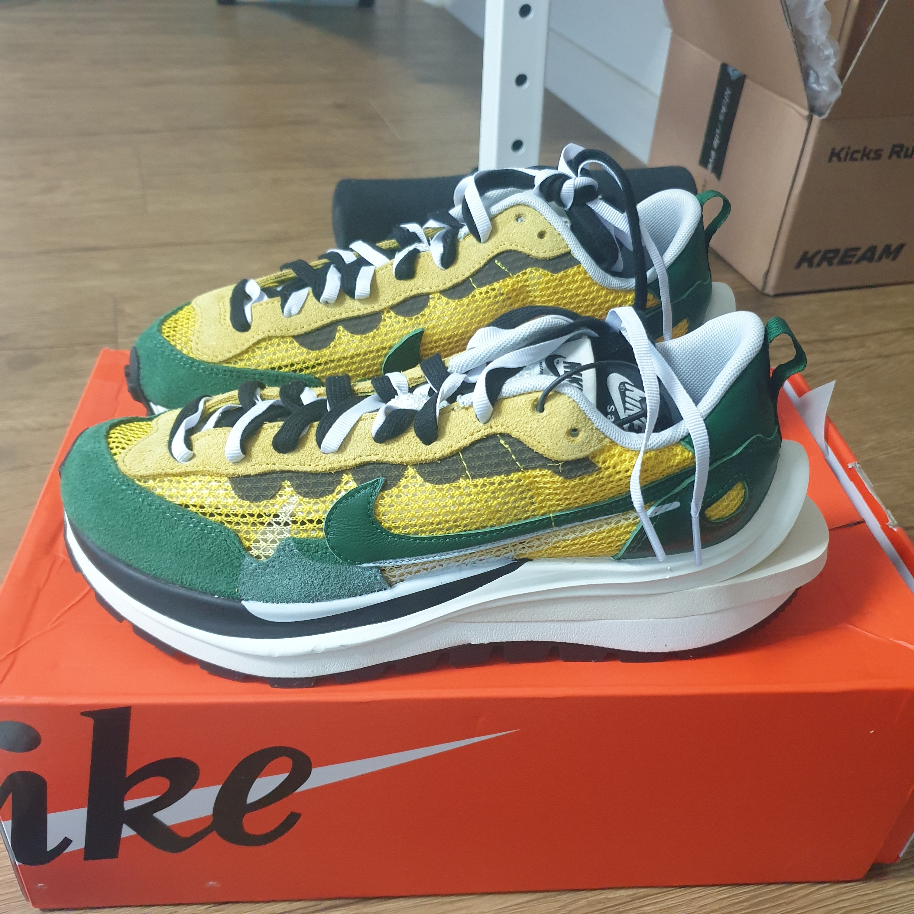 Nike x Sacai VaporWaffle Tour Yellow & Gorge Green Sail 착용 스타일 - 1