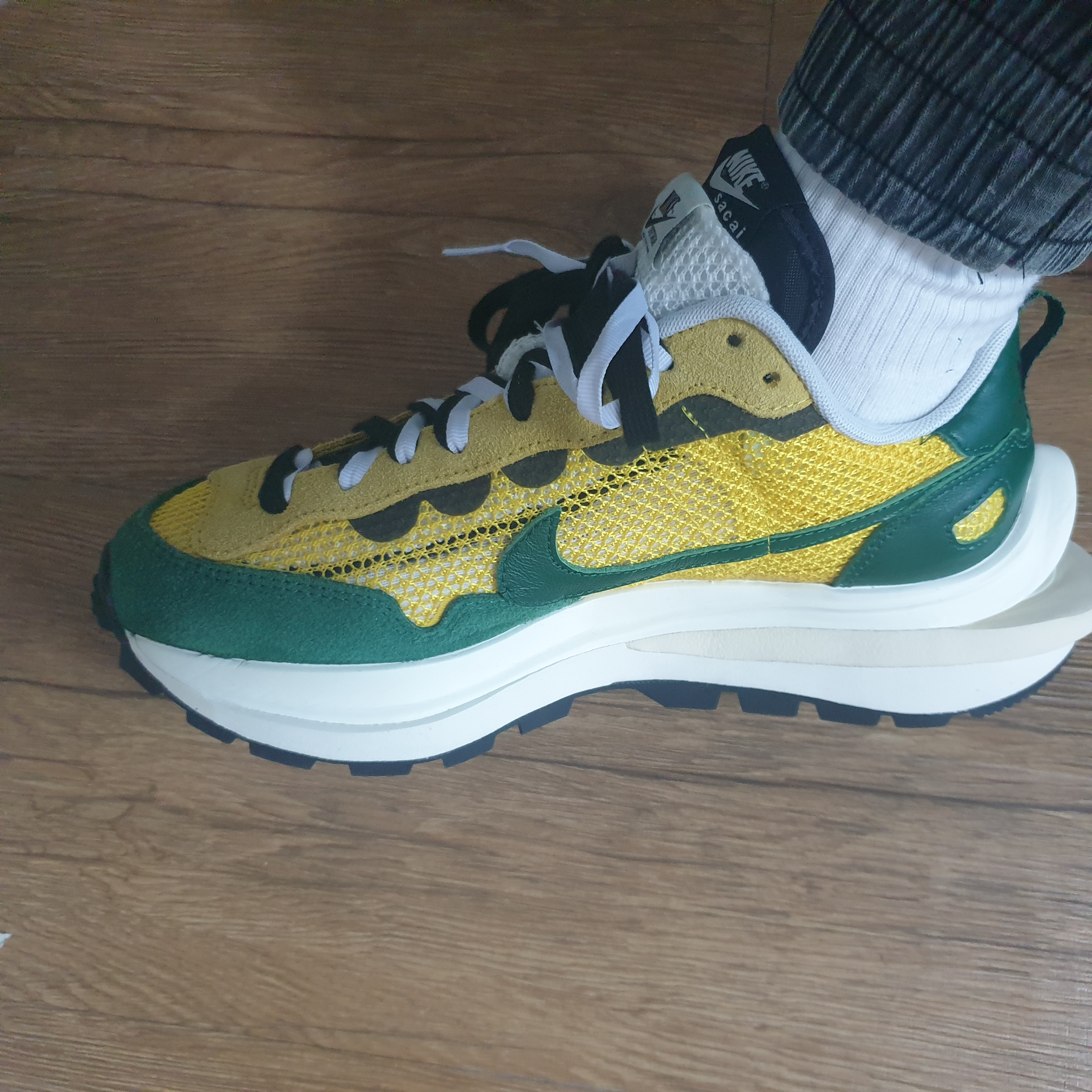 Nike x Sacai VaporWaffle Tour Yellow & Gorge Green Sail 착용 스타일 - 2