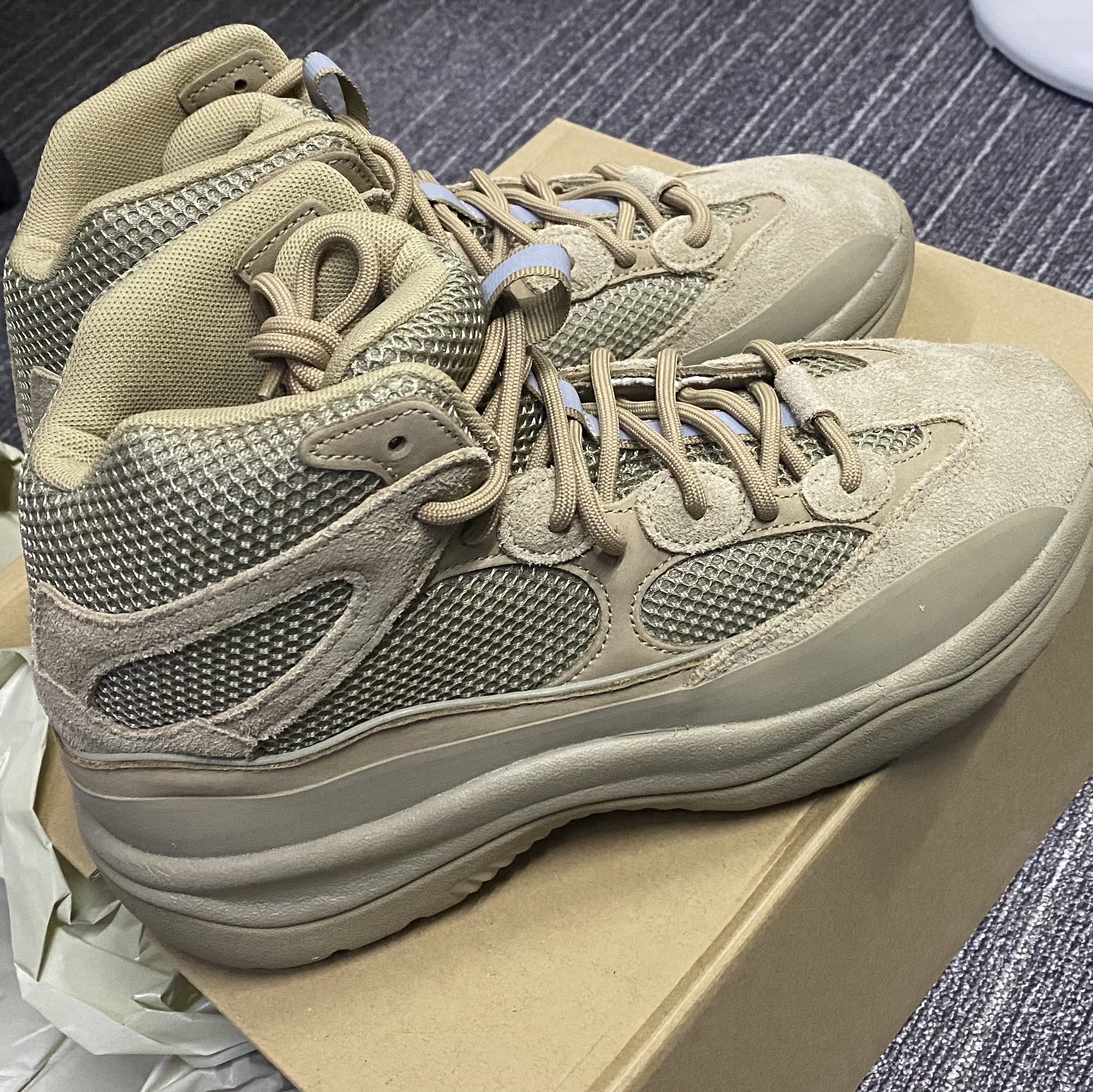 Adidas Yeezy Desert Boot Rock 착용 스타일