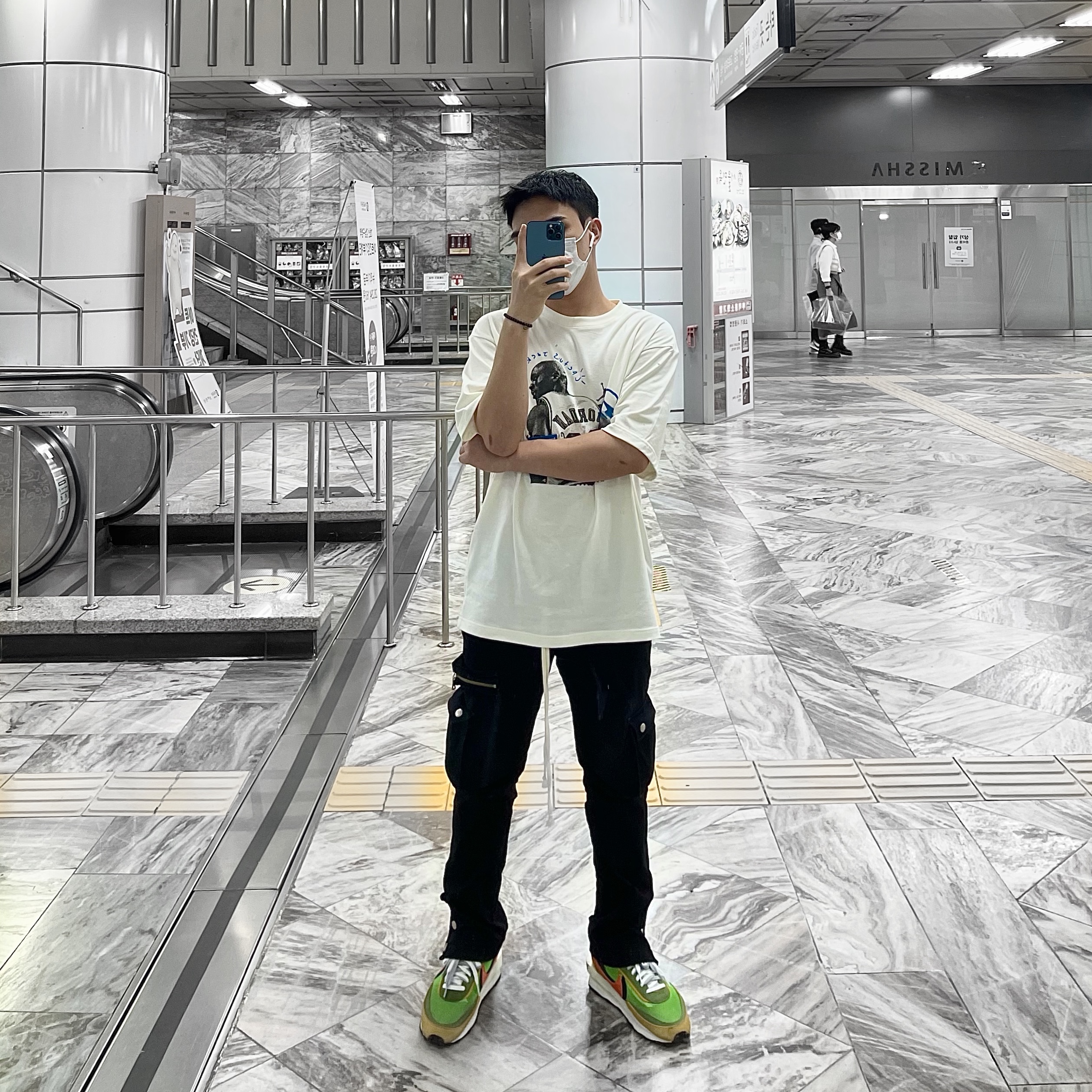 Nike x Sacai LDWaffle Green Multi, Jordan x Travis Scott x Fragment T-Shirt Sail (DJ0619-133) 착용 스타일