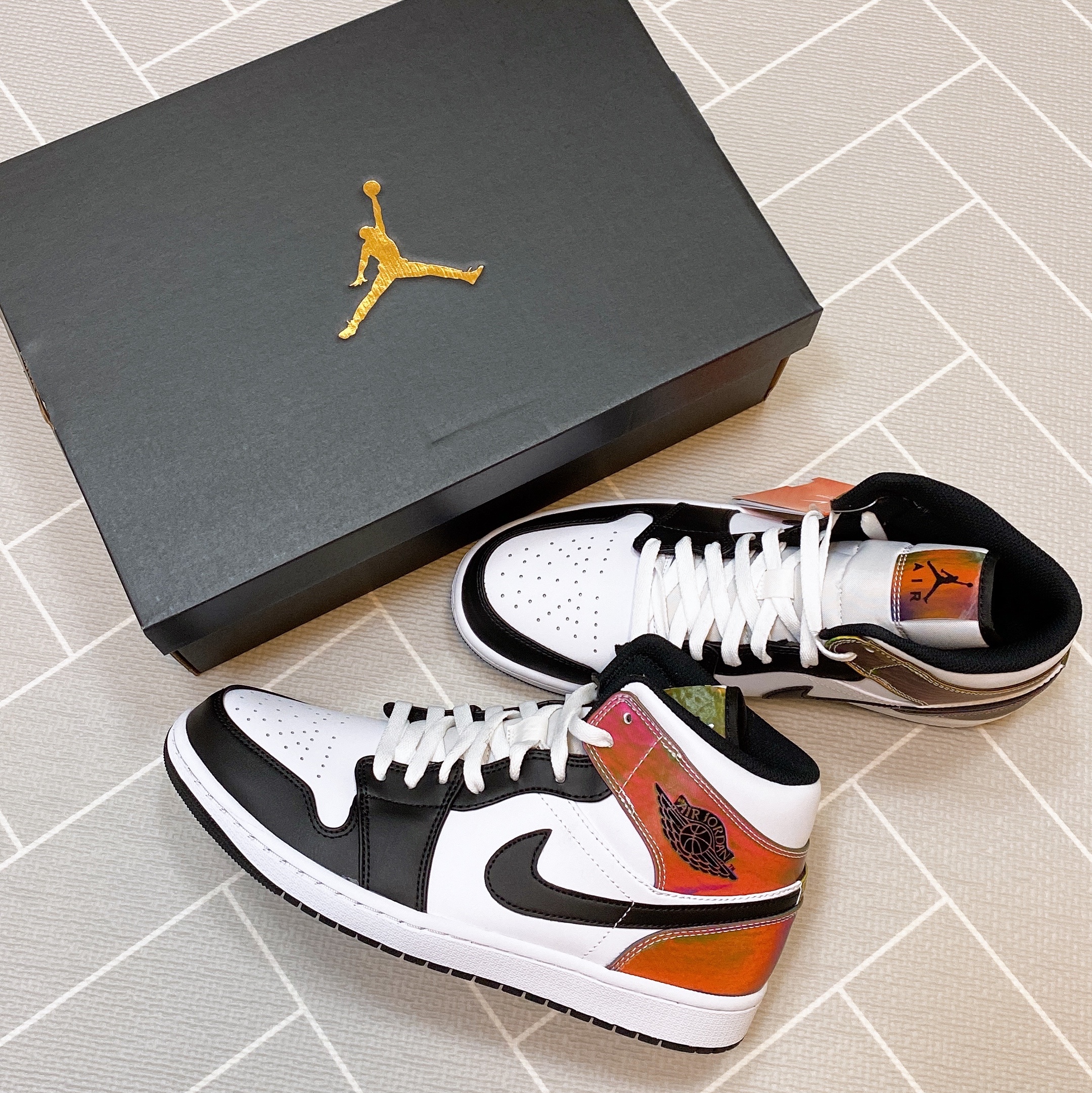 Jordan 1 Mid SE Heat Reactive 착용 스타일 - 2