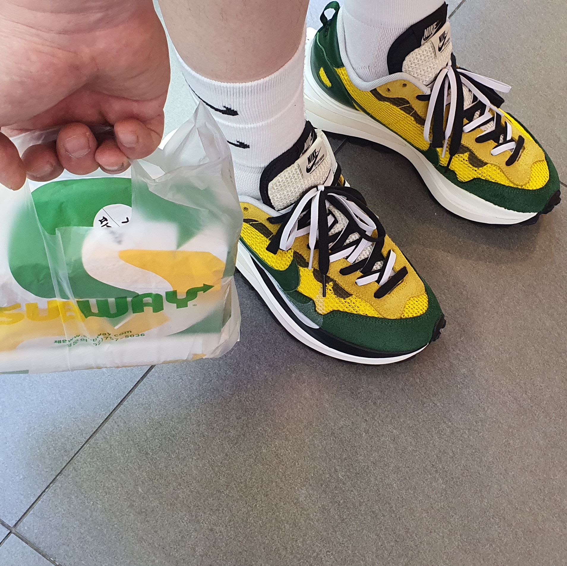 Nike x Sacai VaporWaffle Tour Yellow & Gorge Green Sail 착용 스타일