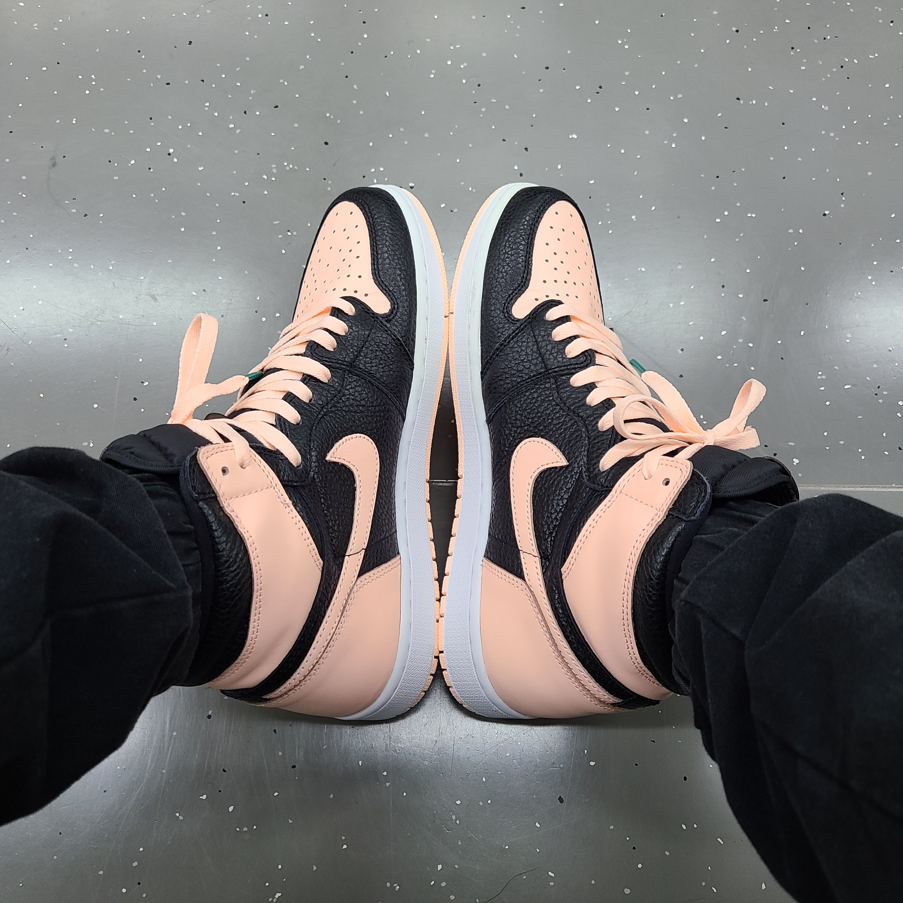 Jordan 1 Retro High OG Crimson Tint 착용 스타일 - 1