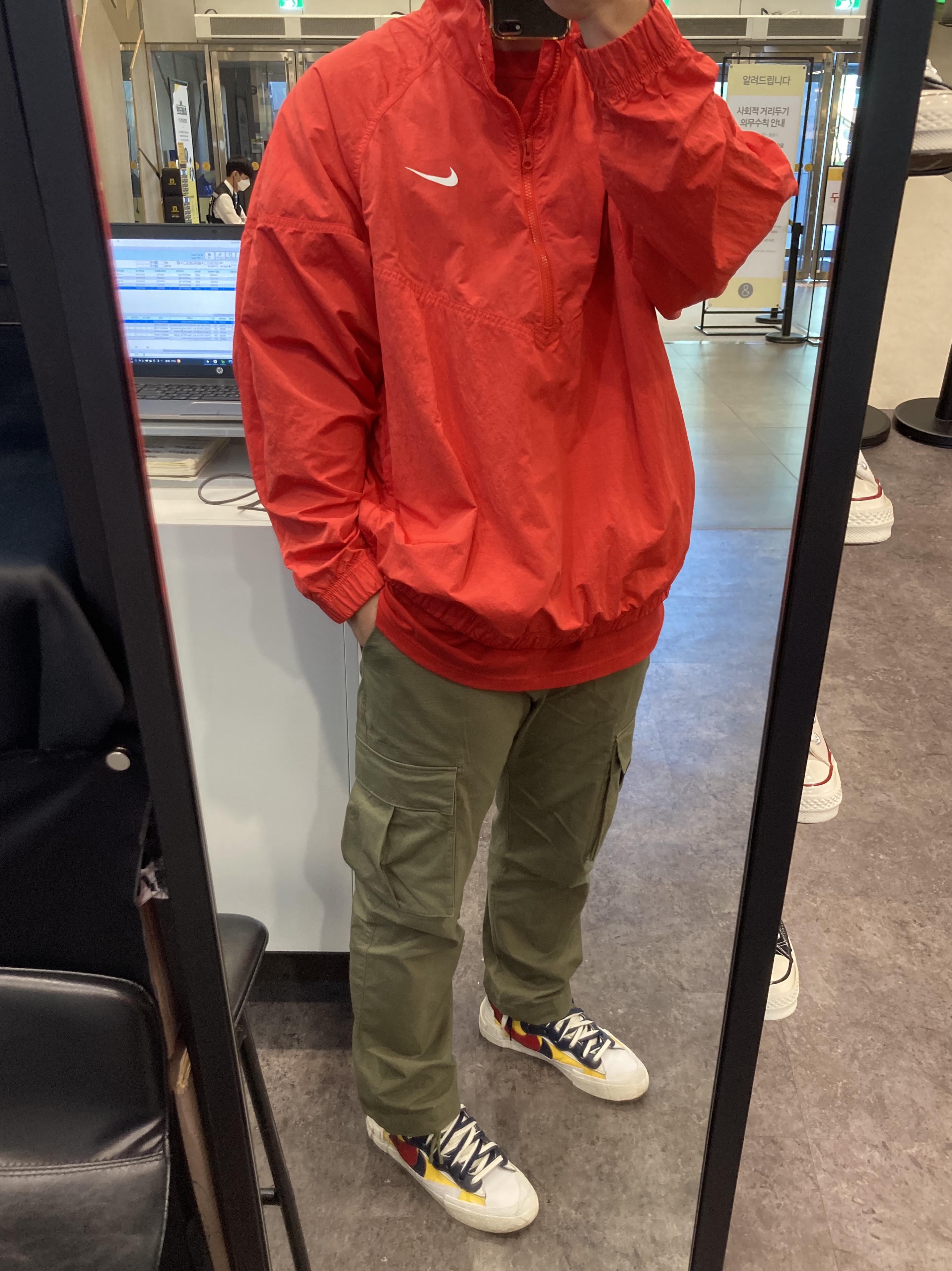 Nike x Sacai Blazer Mid Snow Beach, Nike x Stussy Windrunner Jacket Habanero Red 착용 스타일