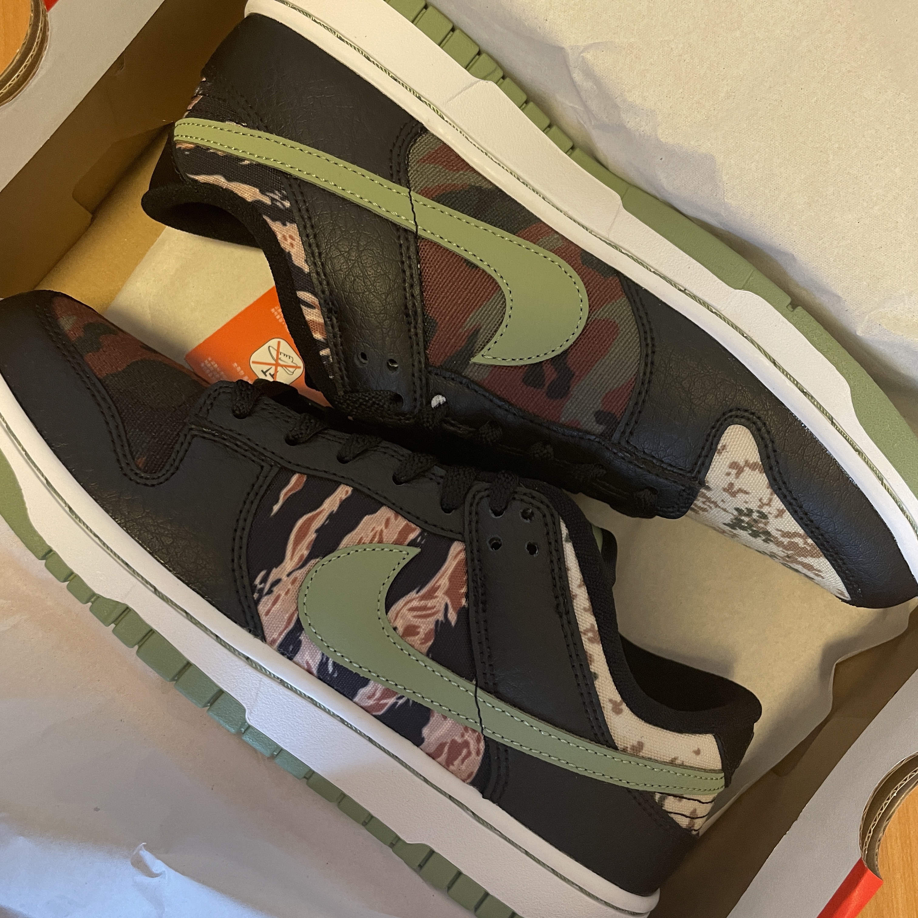 Nike Dunk Low SE Black Multi Camo 착용 스타일