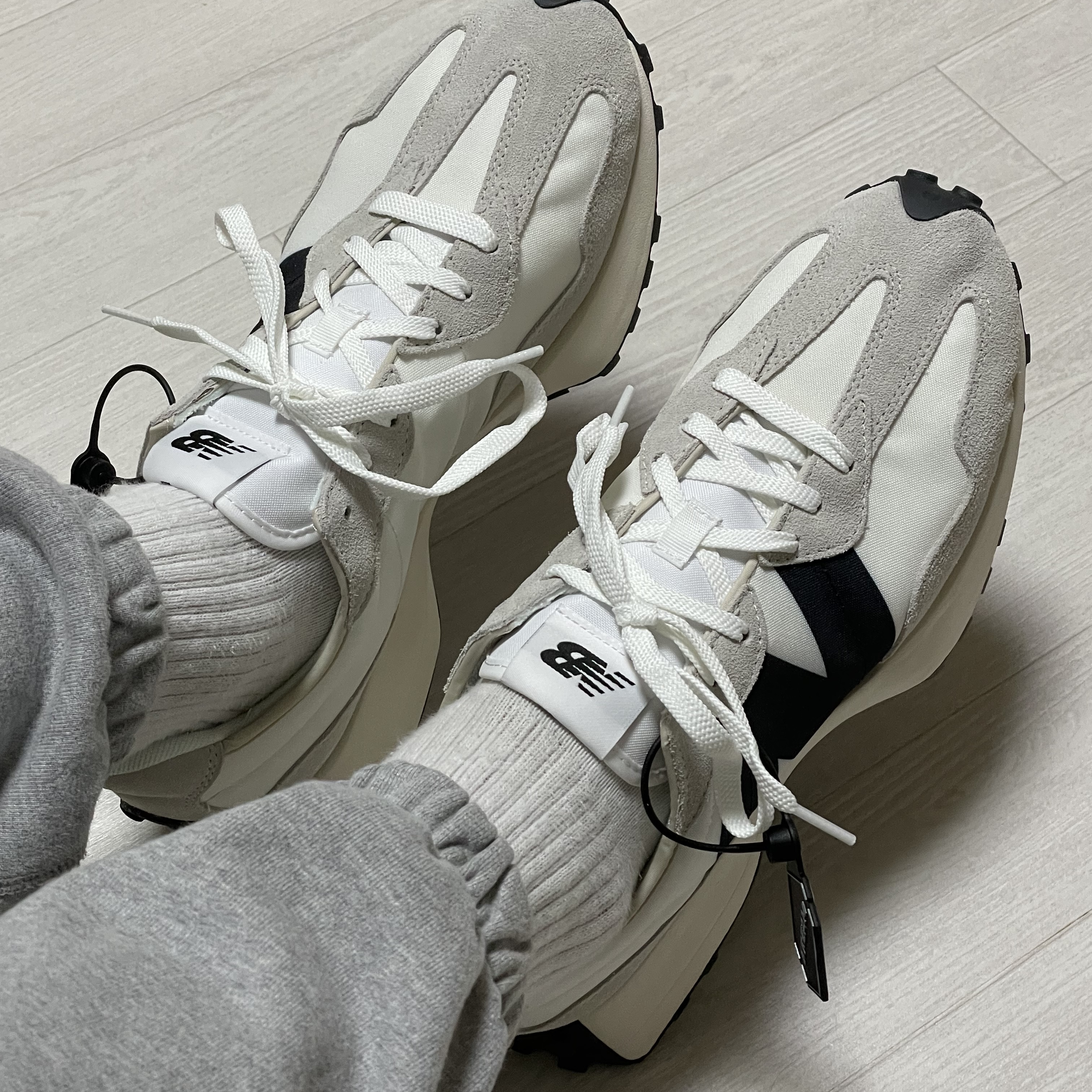 New Balance 327 White Black 착용 스타일