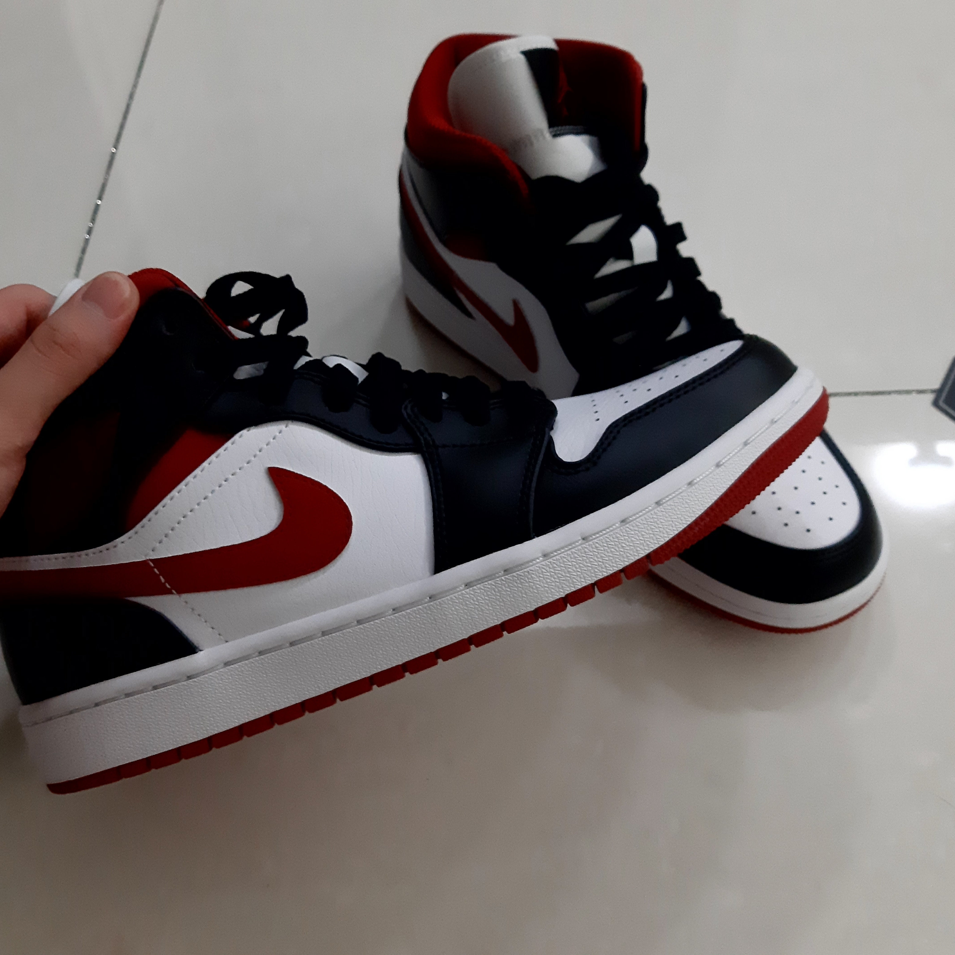 Jordan 1 Mid Gym Red Black White 착용 스타일