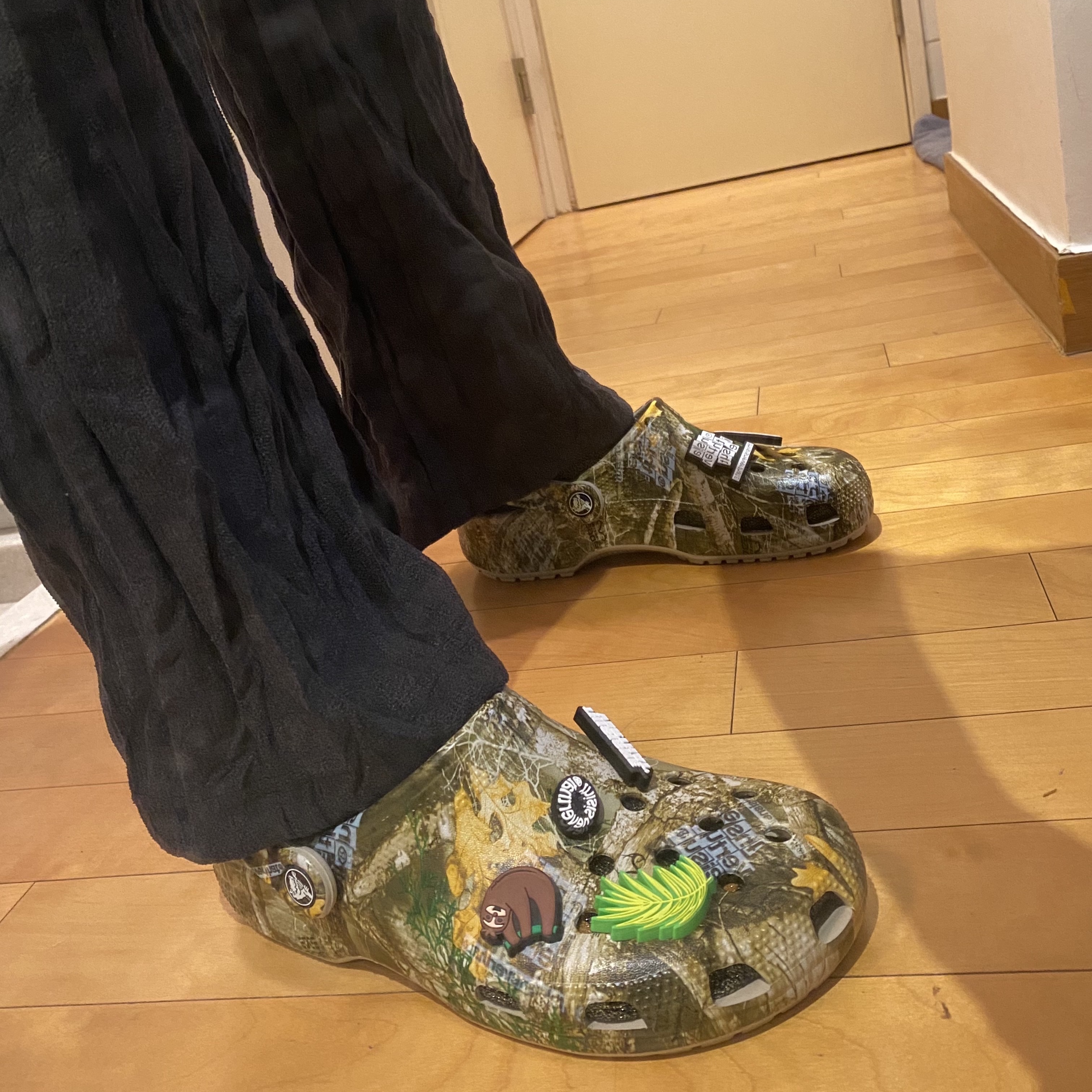 Crocs x Thisisneverthat Classic Clog Walnut 착용 스타일