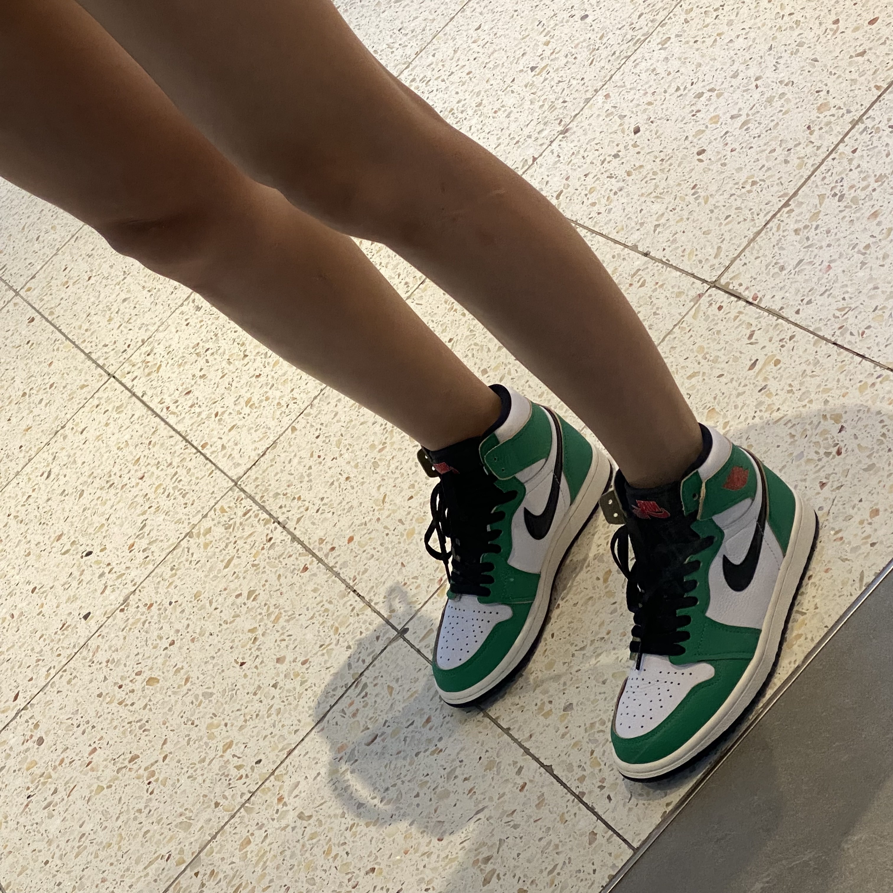 (W) Jordan 1 Retro High OG Lucky Green 착용 스타일 - 4