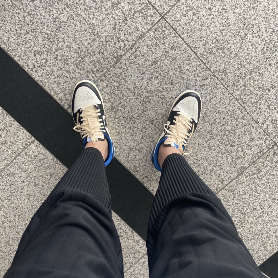 Jordan 1 x Travis Scott x Fragment Retro Low OG SP Military Blue 착용 스타일