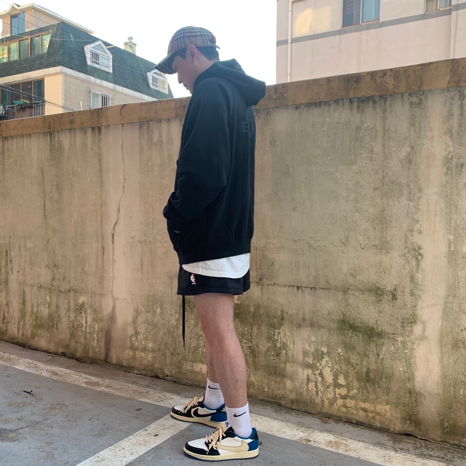 Jordan 1 x Travis Scott x Fragment Retro Low OG SP Military Blue, Essentials Pull-Over Hoodie Black - 21SS 착용 스타일 - 1