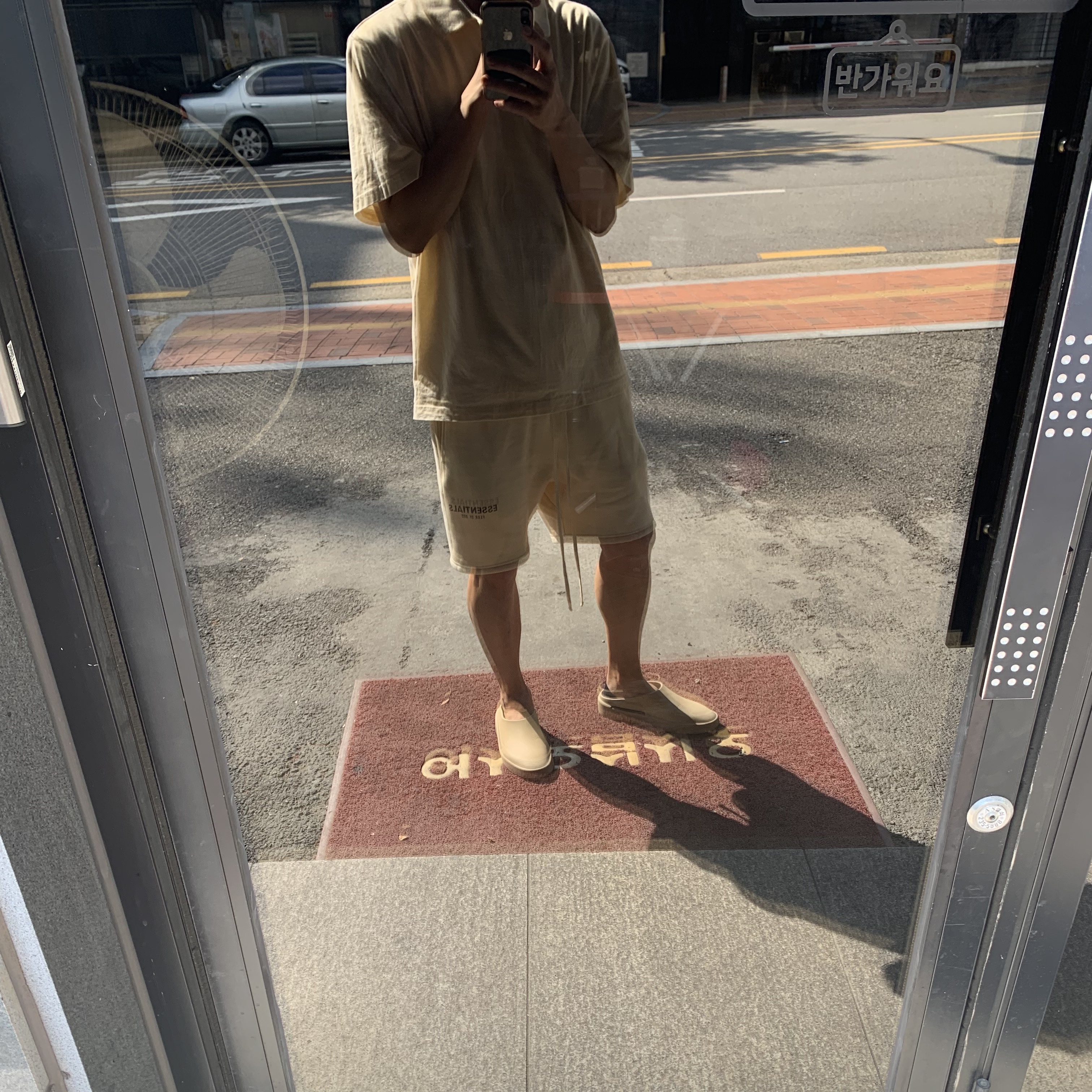 Fear of God The California Almond, Essentials Sweatshorts Cream - 21SS 착용 스타일