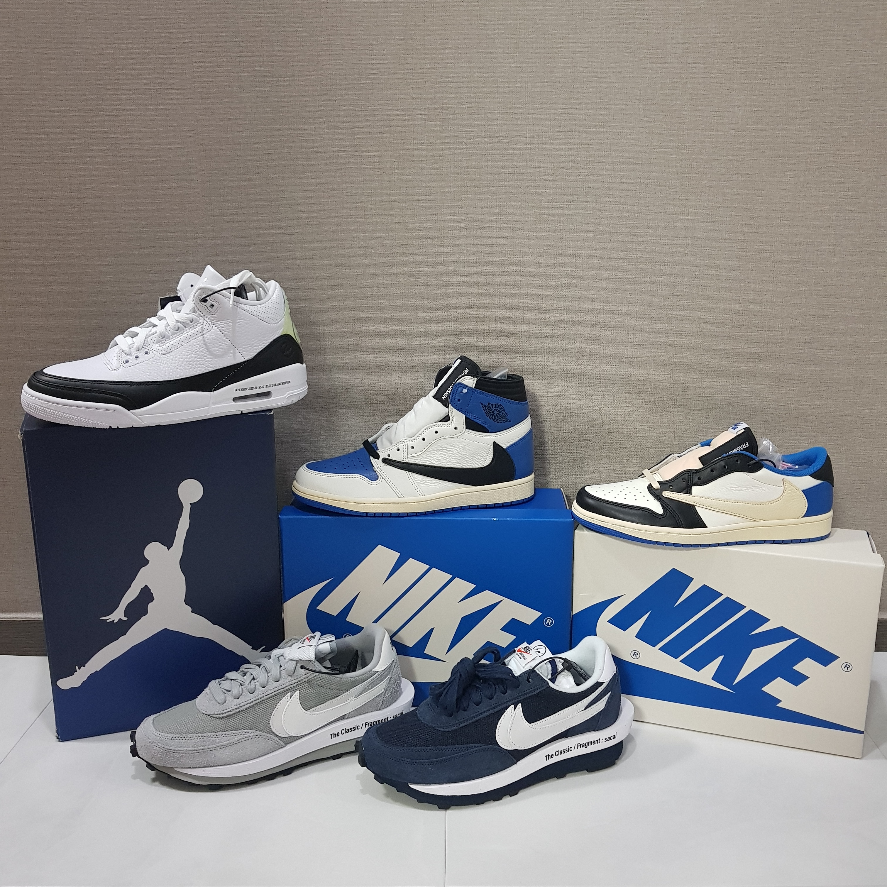 Jordan 3 x Fragment Retro SP White Black, Jordan 1 x Travis Scott x Fragment Retro High OG SP Military Blue 착용 스타일 - 1