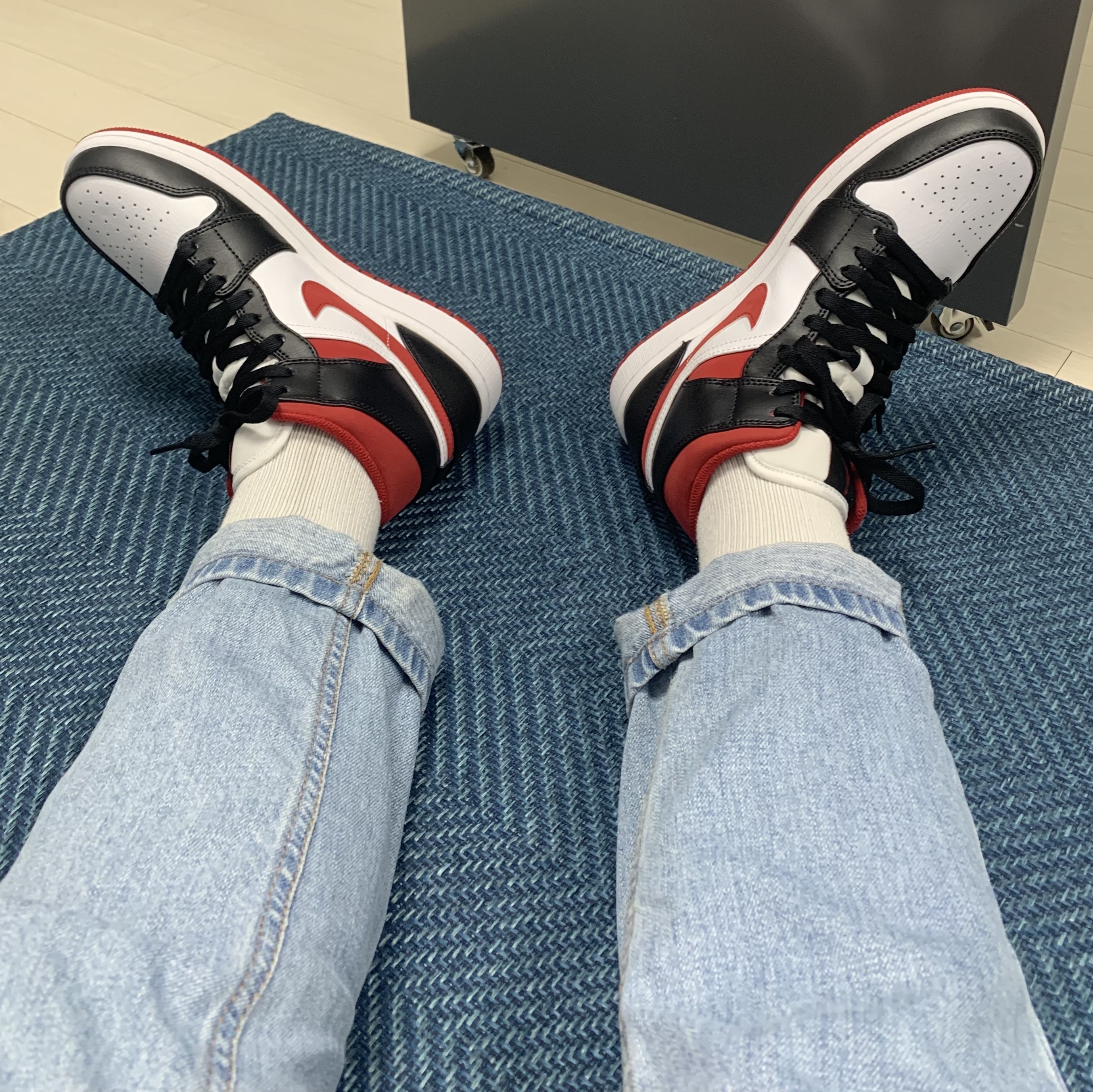 Jordan 1 Mid Gym Red Black White 착용 스타일