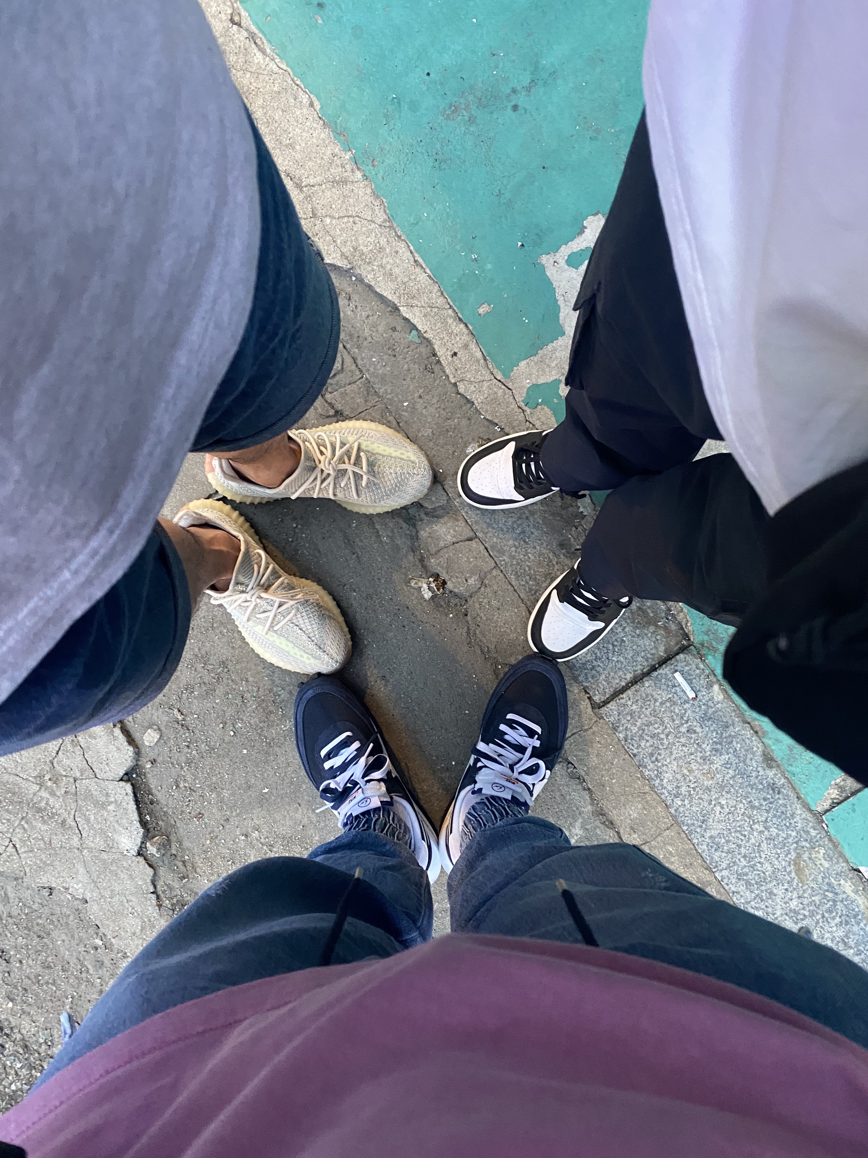 Nike x Sacai x Fragment LDWaffle Blackened Blue, Adidas Yeezy Boost 350 V2 Citrin - Non-Reflective 착용 스타일