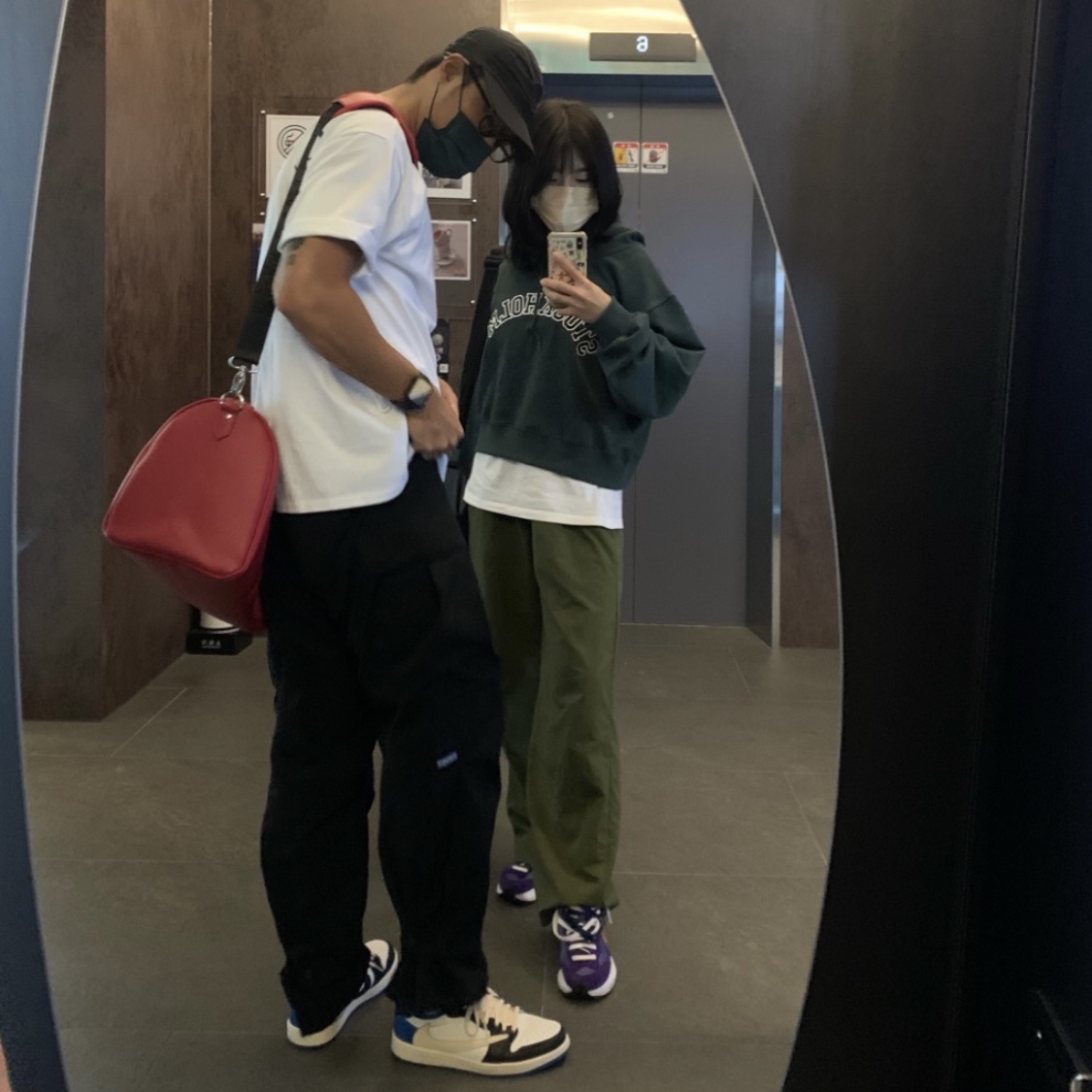 Nike x Sacai VaporWaffle Dark Iris, Jordan 1 x Travis Scott x Fragment Retro Low OG SP Military Blue 착용 스타일