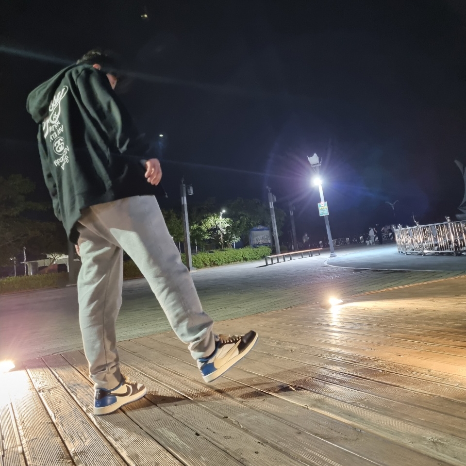 Jordan 1 x Travis Scott x Fragment Retro Low OG SP Military Blue, Stussy World Tour Zip Hoodie Black 2021 착용 스타일