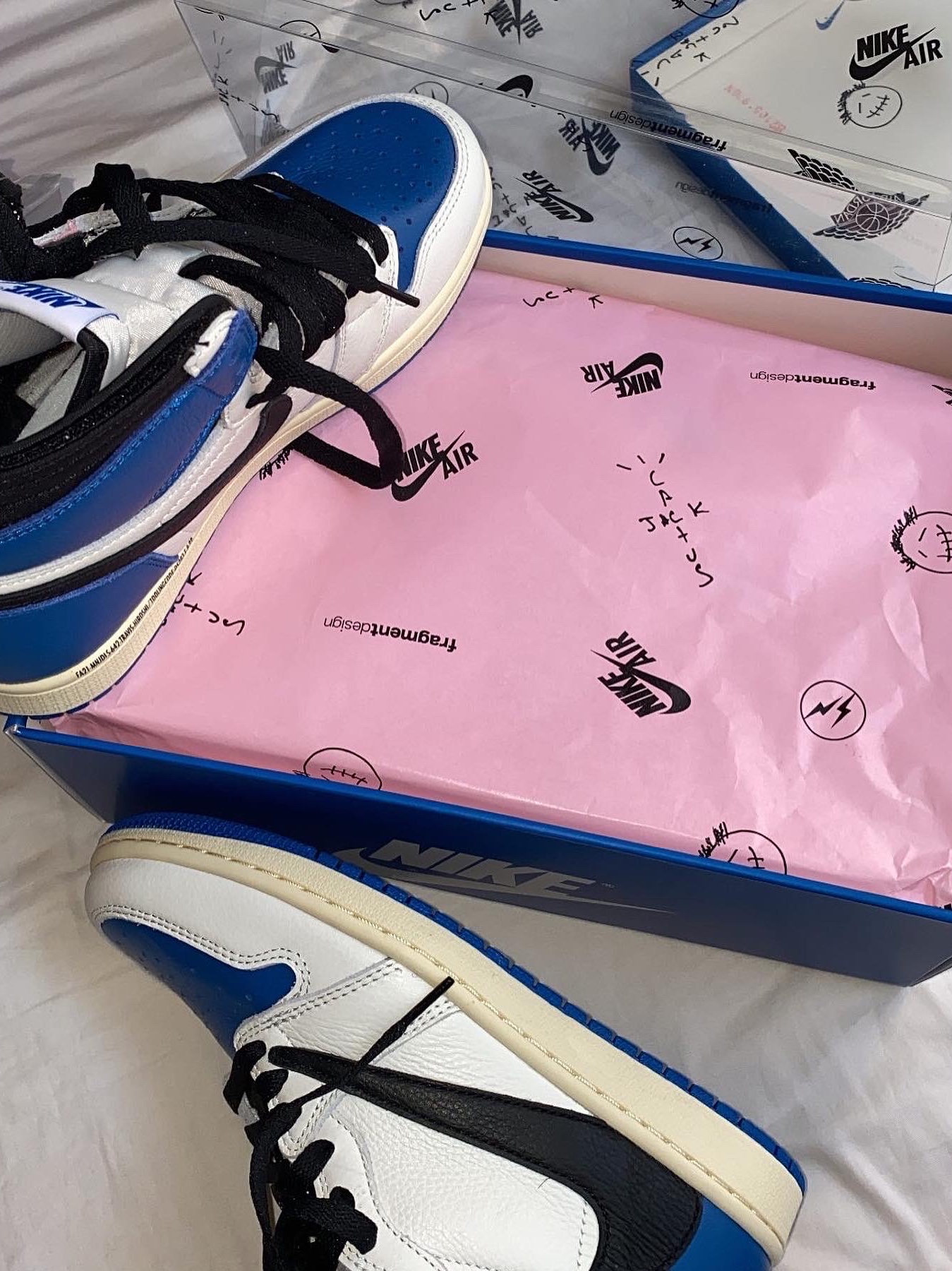 Jordan 1 x Travis Scott x Fragment Retro High OG SP Military Blue 착용 스타일 - 1