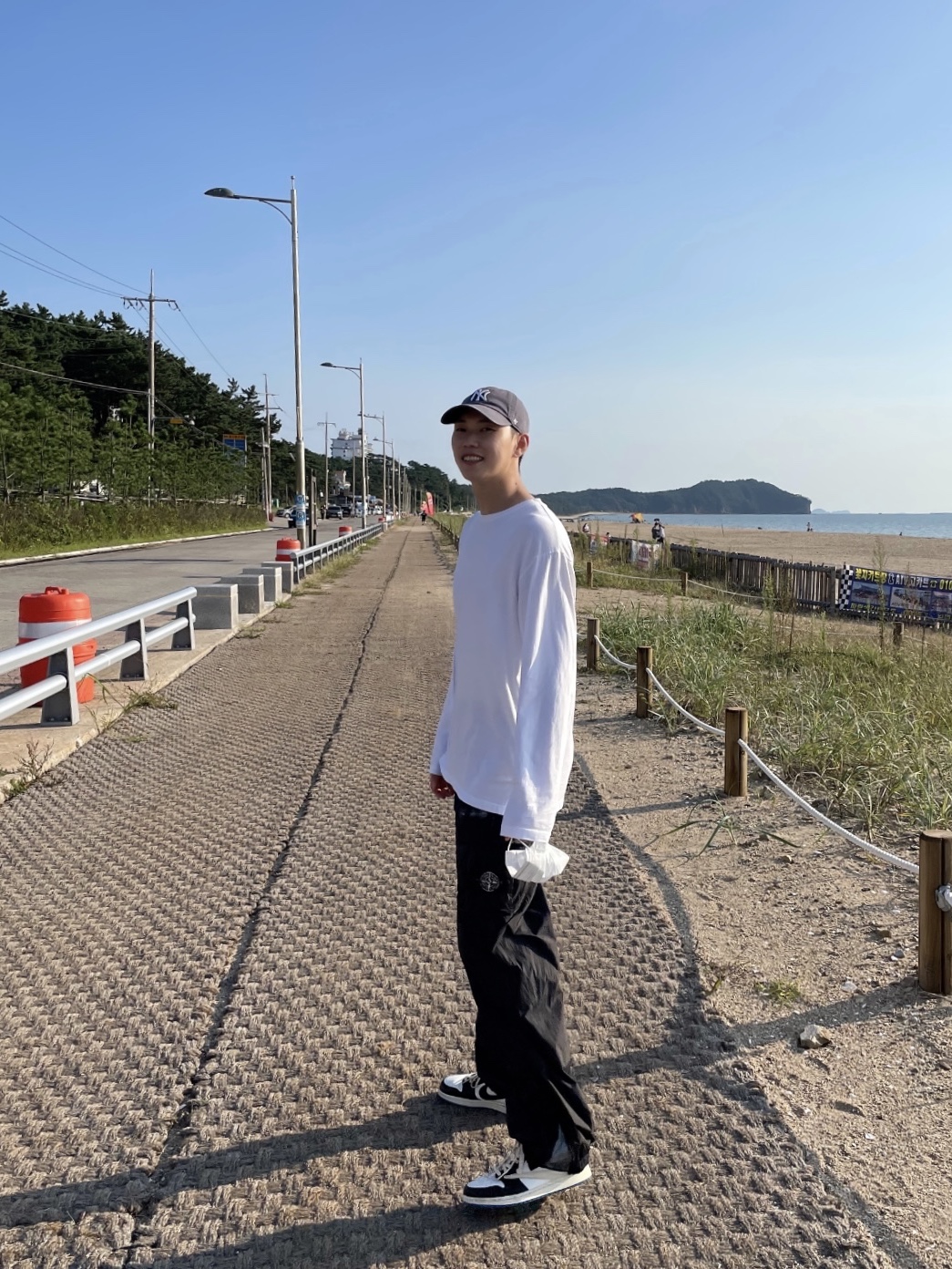 Jordan 1 x Travis Scott x Fragment Retro Low OG SP Military Blue, Supreme x Stone Island Painted Camo Nylon Cargo Pants Black - 20FW 착용 스타일